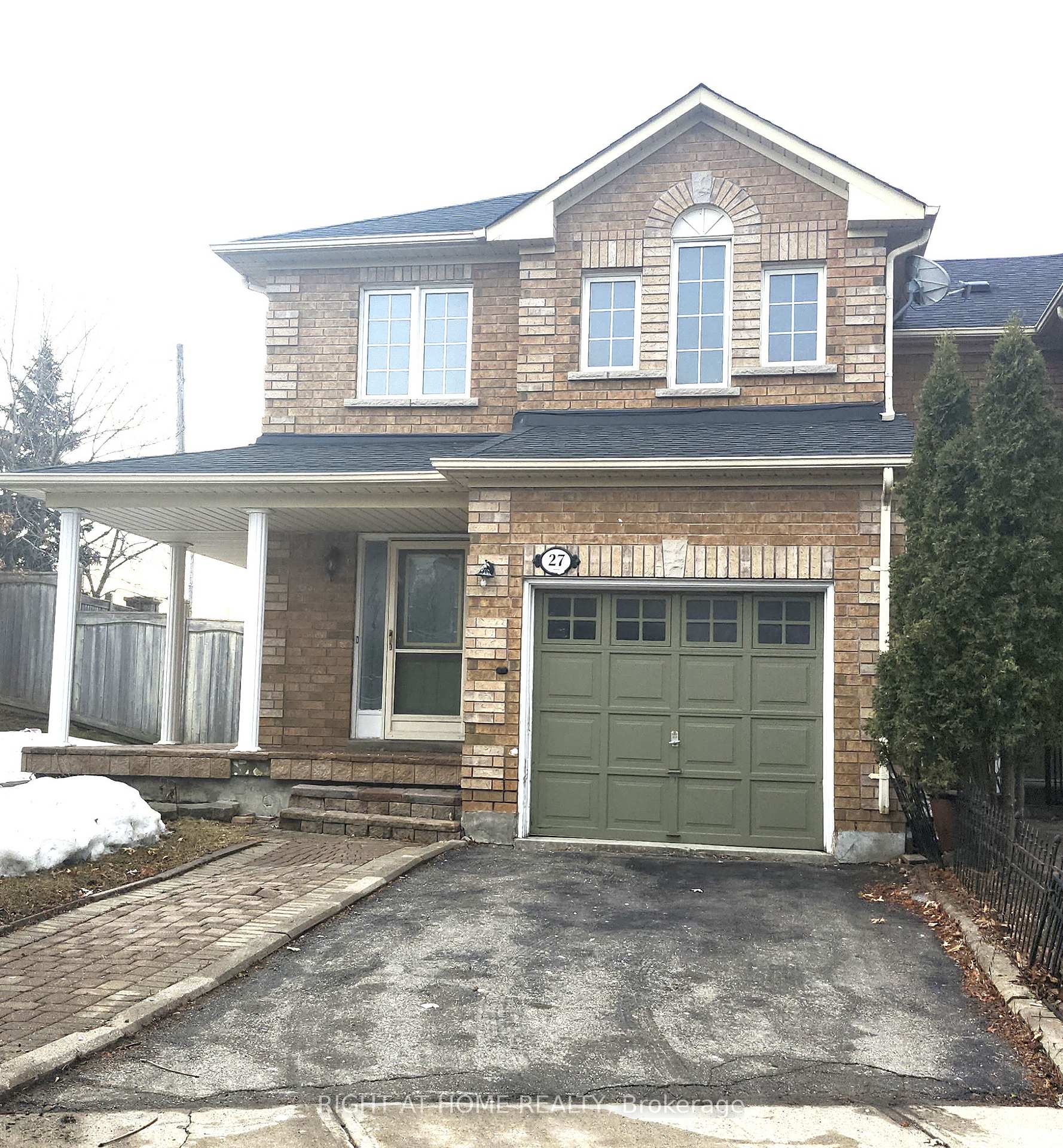 Front of Unit 27, 21 Eastview Gate E