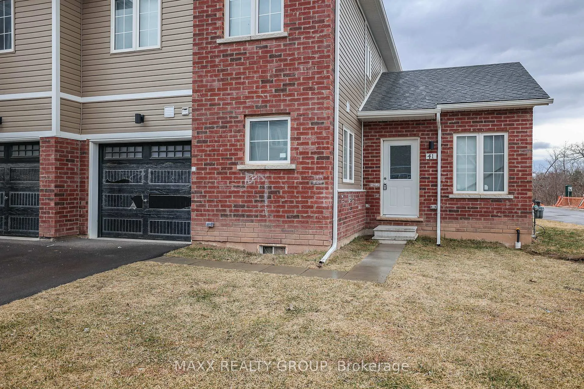 Photo 3 of 41 Waterleaf Trail, Welland, Broadway — HOMEH