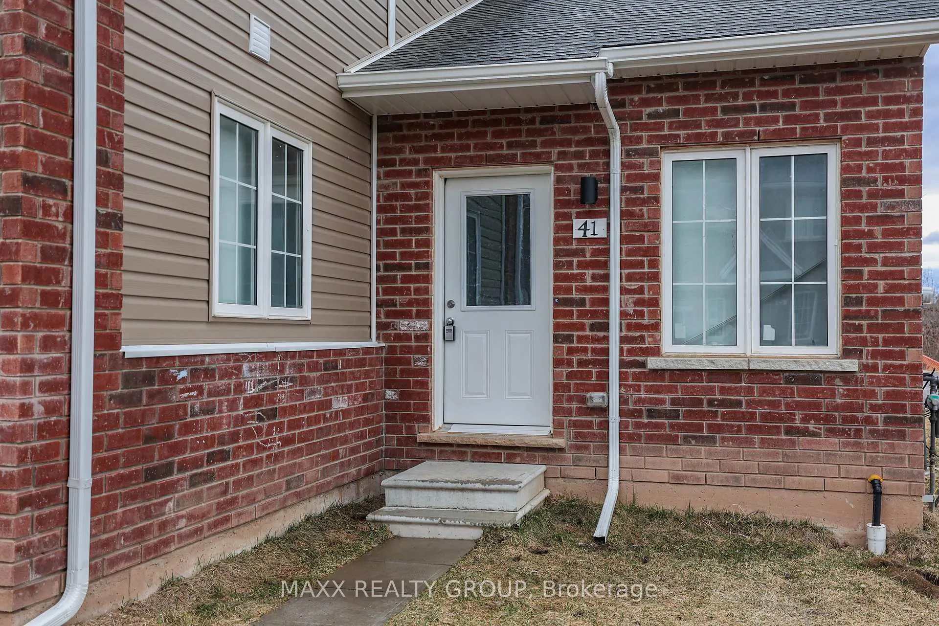 Photo 5 of 41 Waterleaf Trail, Welland, Broadway — HOMEH