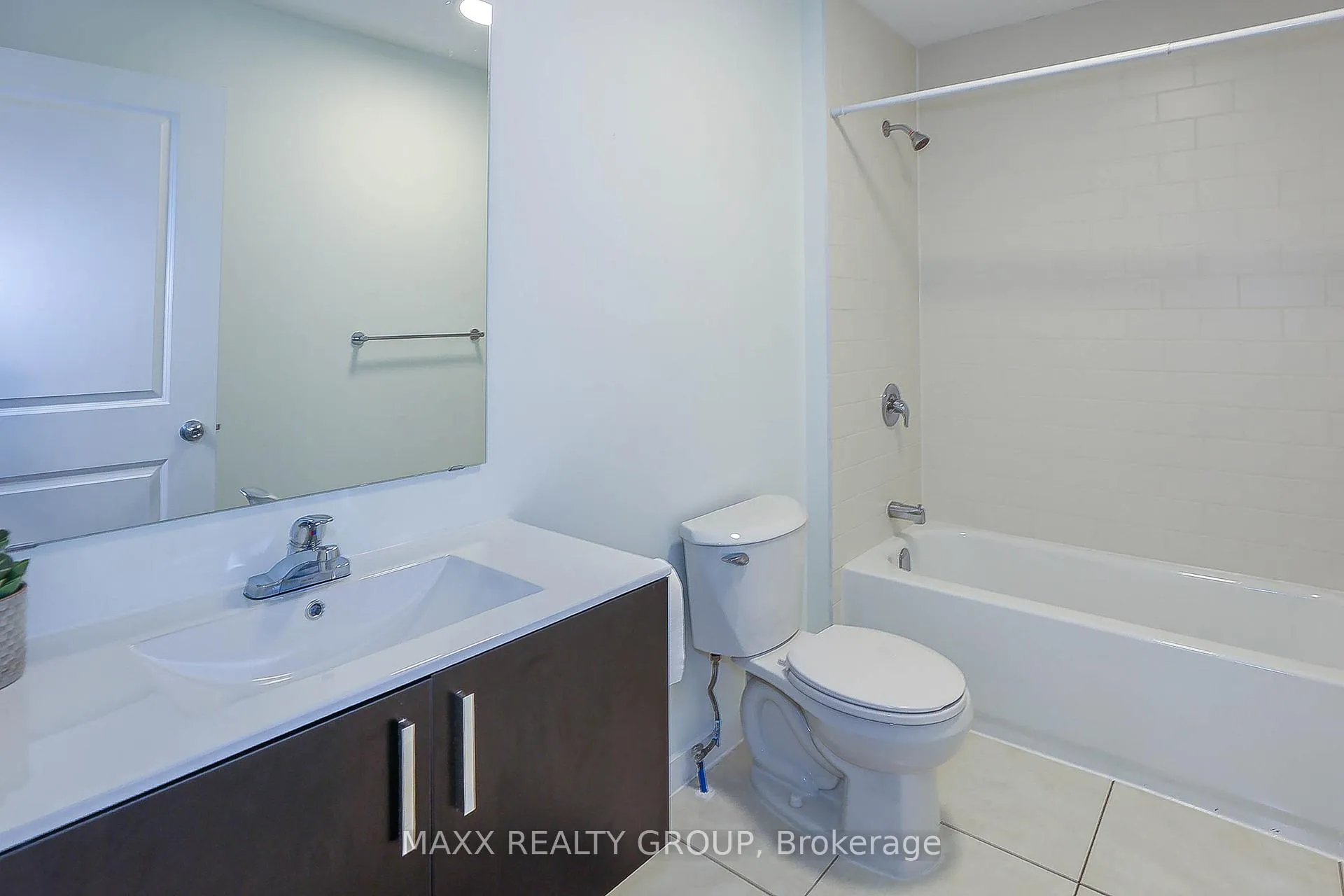 Photo 17 of 41 Waterleaf Trail, Welland, Broadway — HOMEH