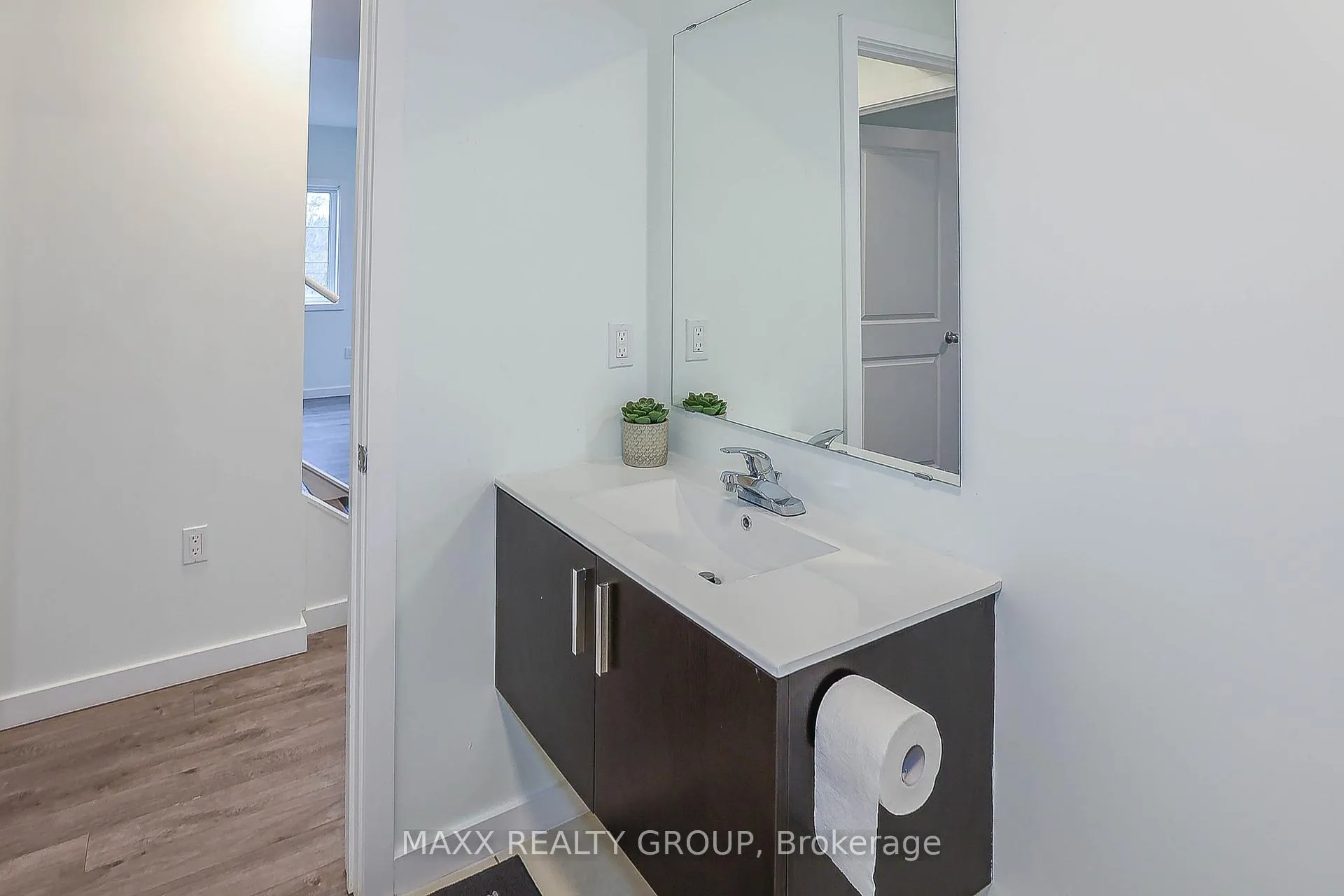 Photo 18 of 41 Waterleaf Trail, Welland, Broadway — HOMEH
