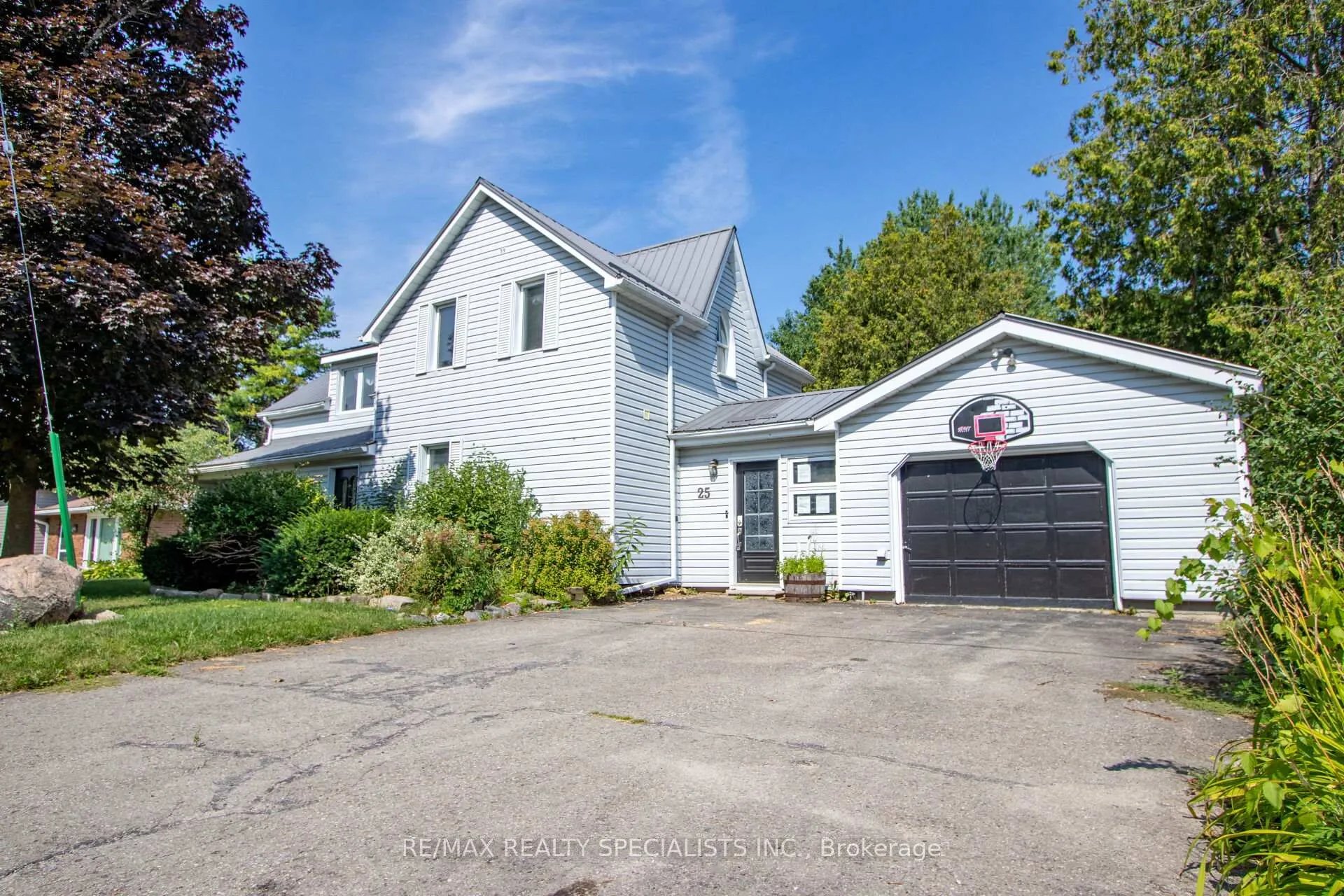 Front of 25 Dundas Street W