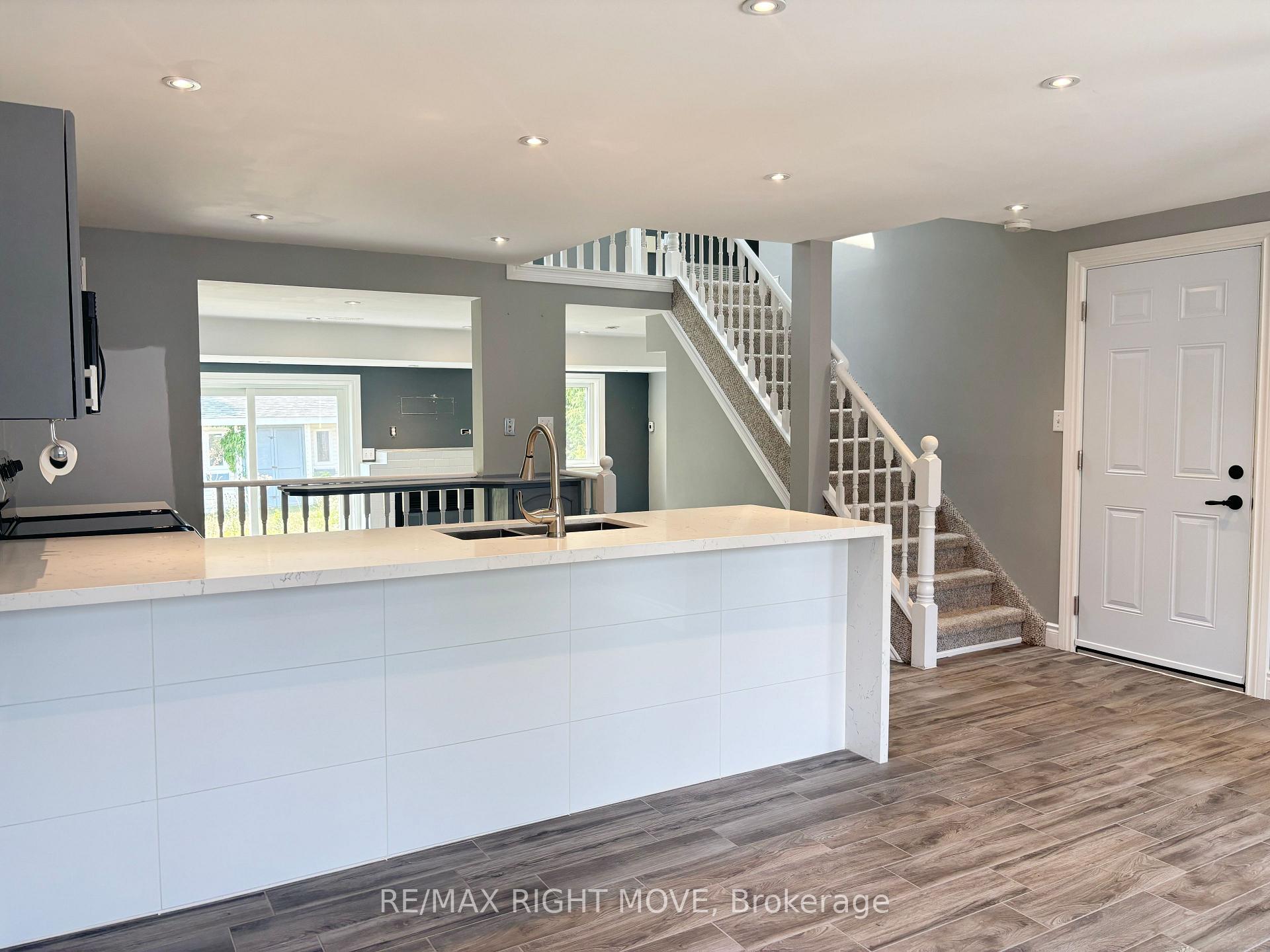 Photo 5 of 131 Athabaska Road, Barrie, Holly — HOMEH