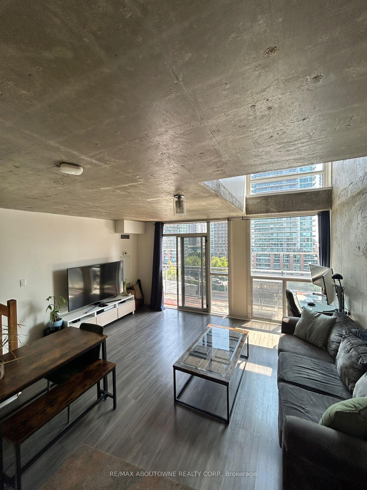 Front of Unit 1005, 1029 King Street W
