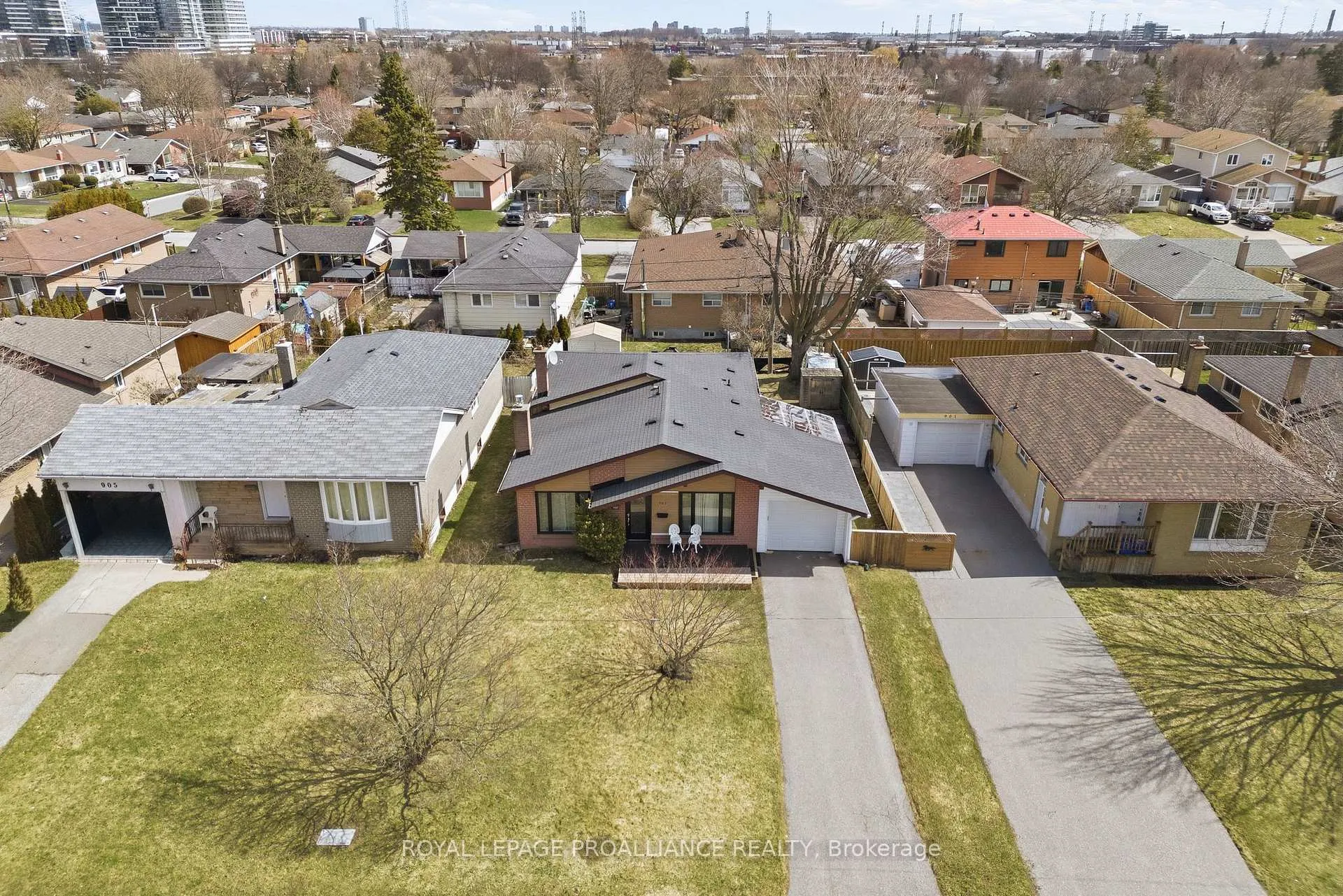 Photo 2 of 903 Naroch Boulevard, Pickering, Bay Ridges — HOMEH
