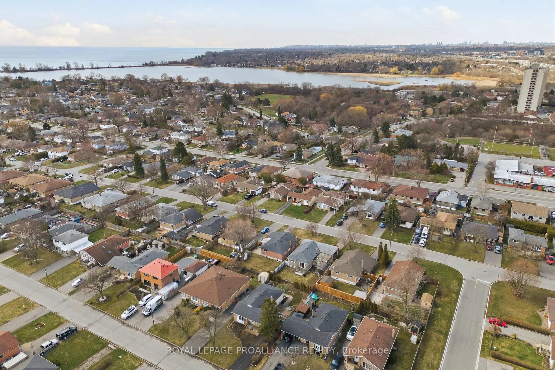 Photo 3 of 903 Naroch Boulevard, Pickering, Bay Ridges — HOMEH
