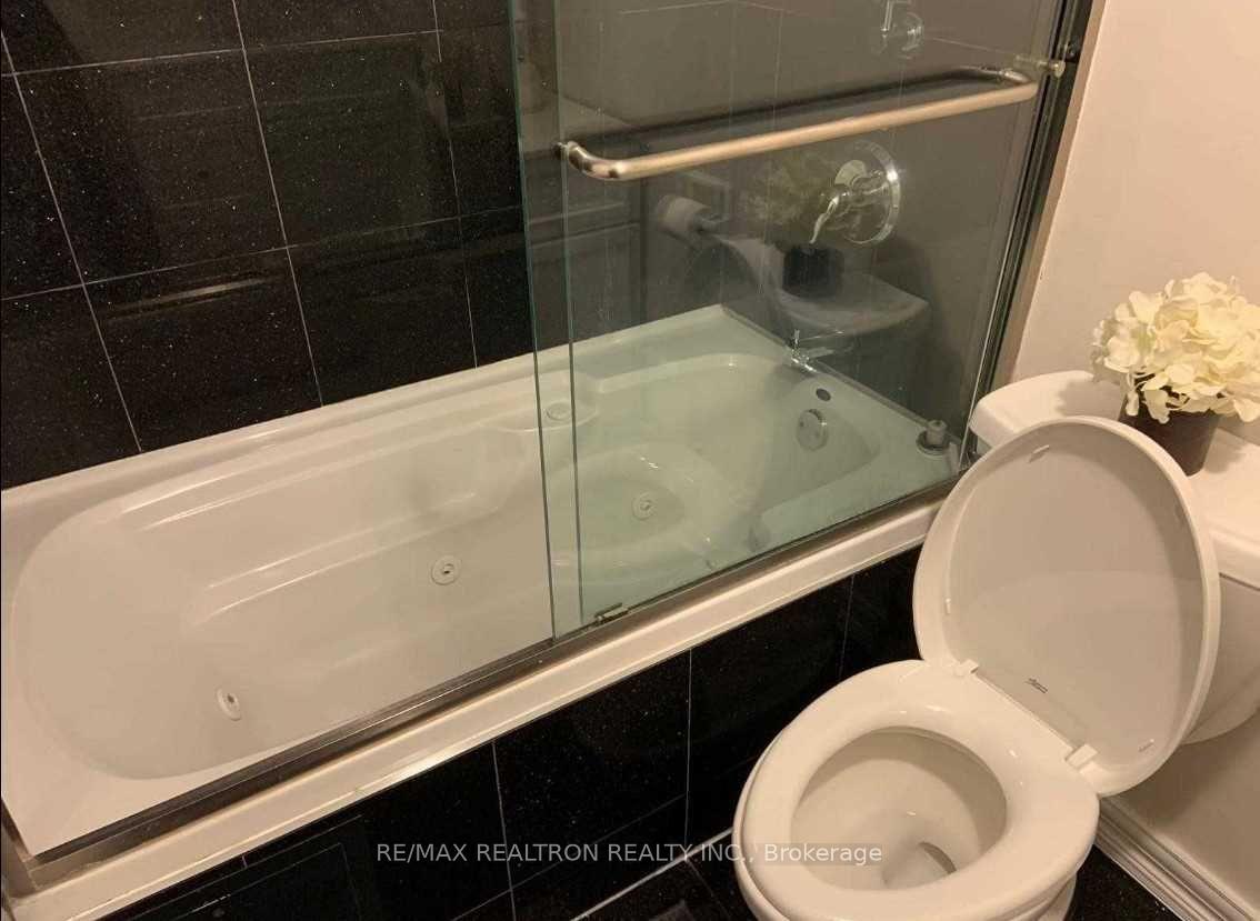 Photo 18 of Unit 1906, 10 Edgecliff Golfway, Toronto, Flemingdon Park — HOMEH