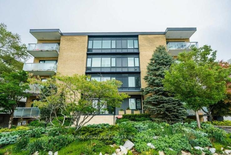 Front of Unit 109, 1901 Bayview Avenue