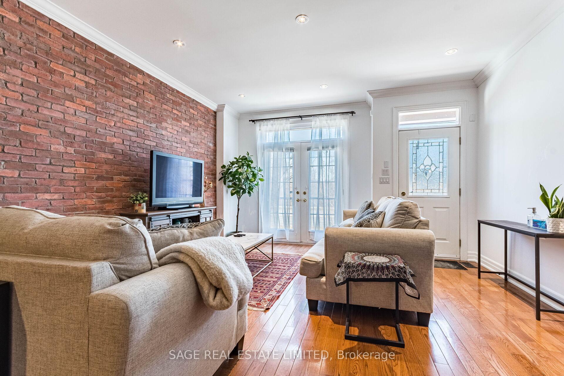 Photo 2 of 548D Scarlett Road, Etobicoke, Humber Heights — HOMEH