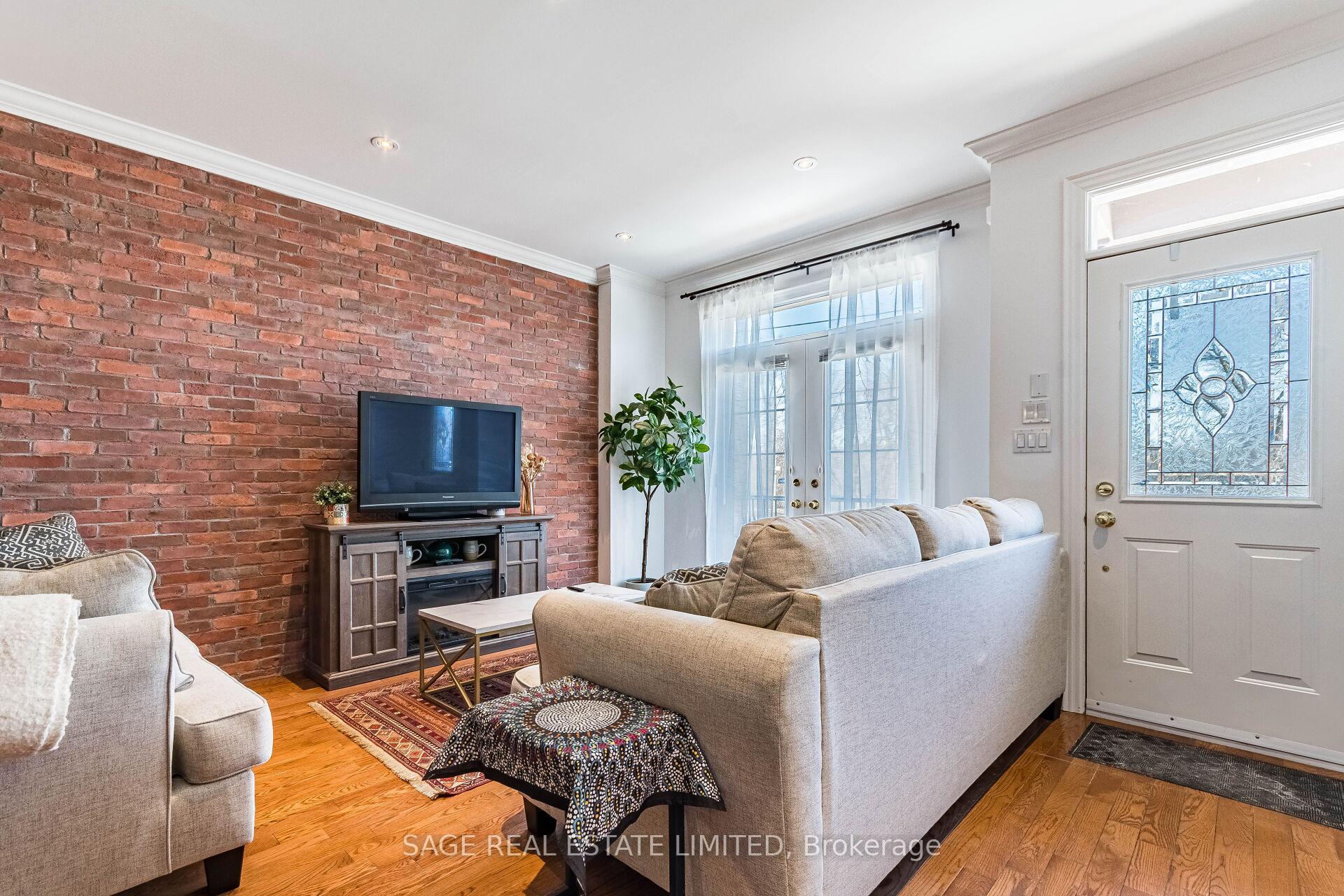 Photo 3 of 548D Scarlett Road, Etobicoke, Humber Heights — HOMEH
