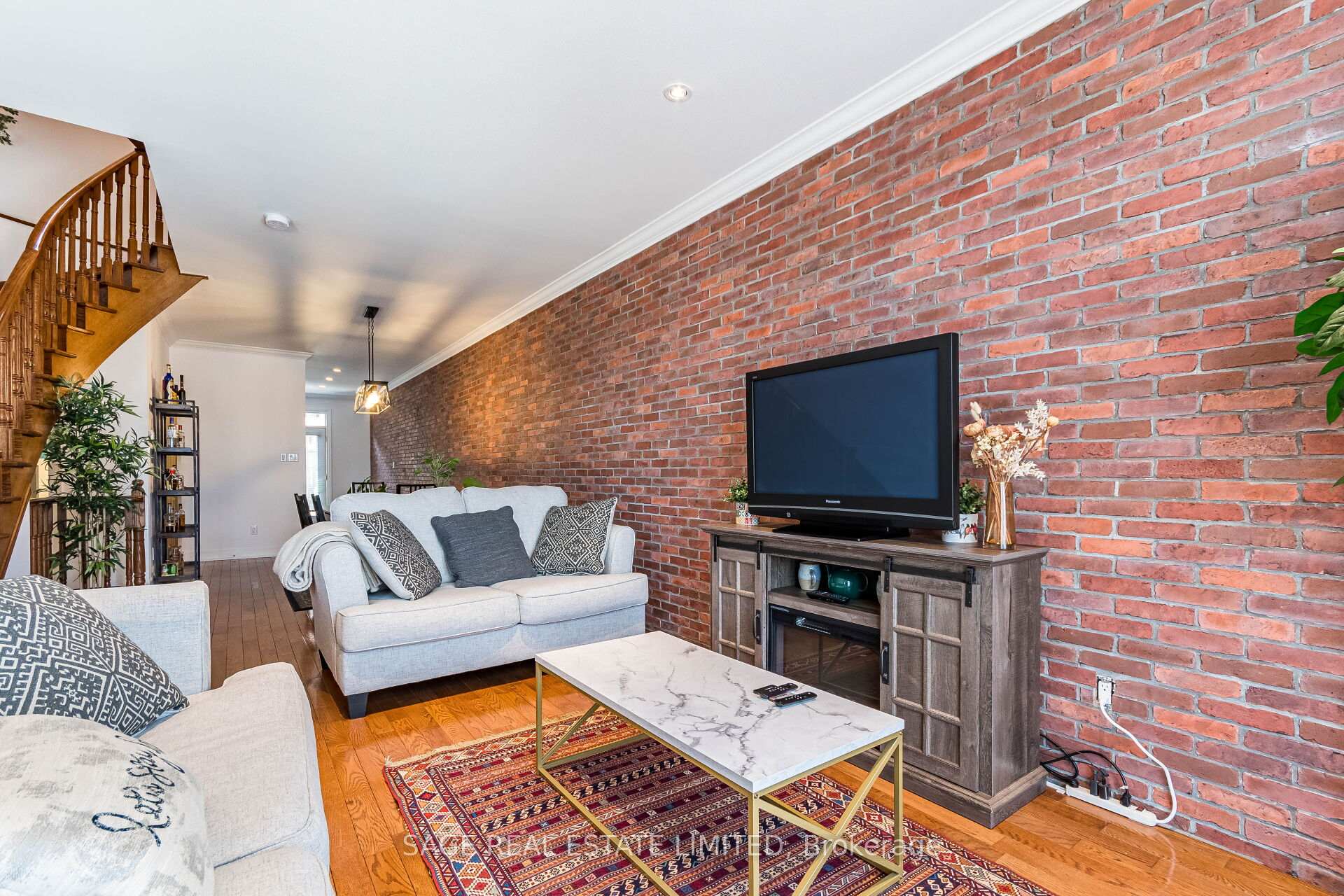 Photo 4 of 548D Scarlett Road, Etobicoke, Humber Heights — HOMEH