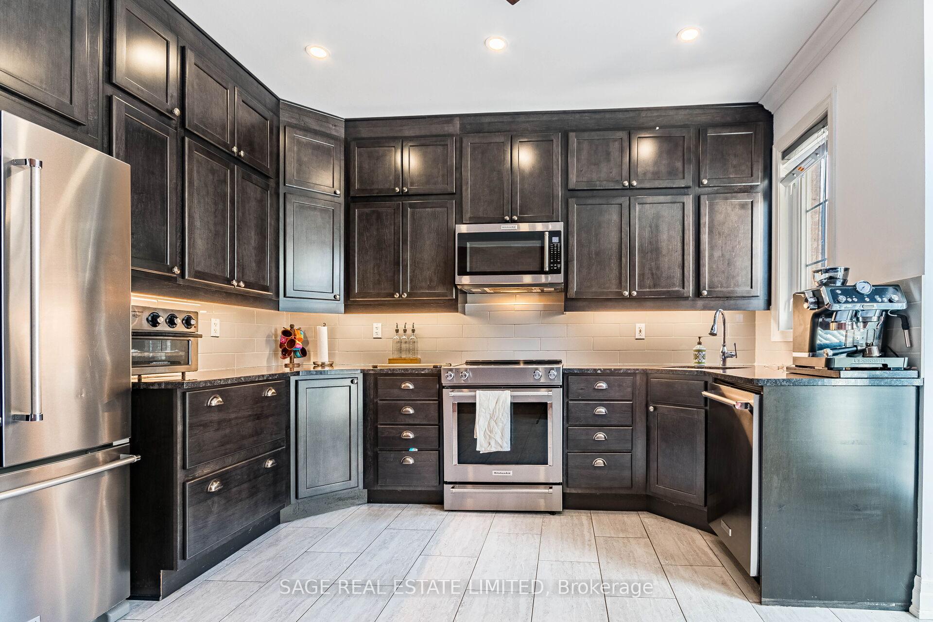 Photo 9 of 548D Scarlett Road, Etobicoke, Humber Heights — HOMEH