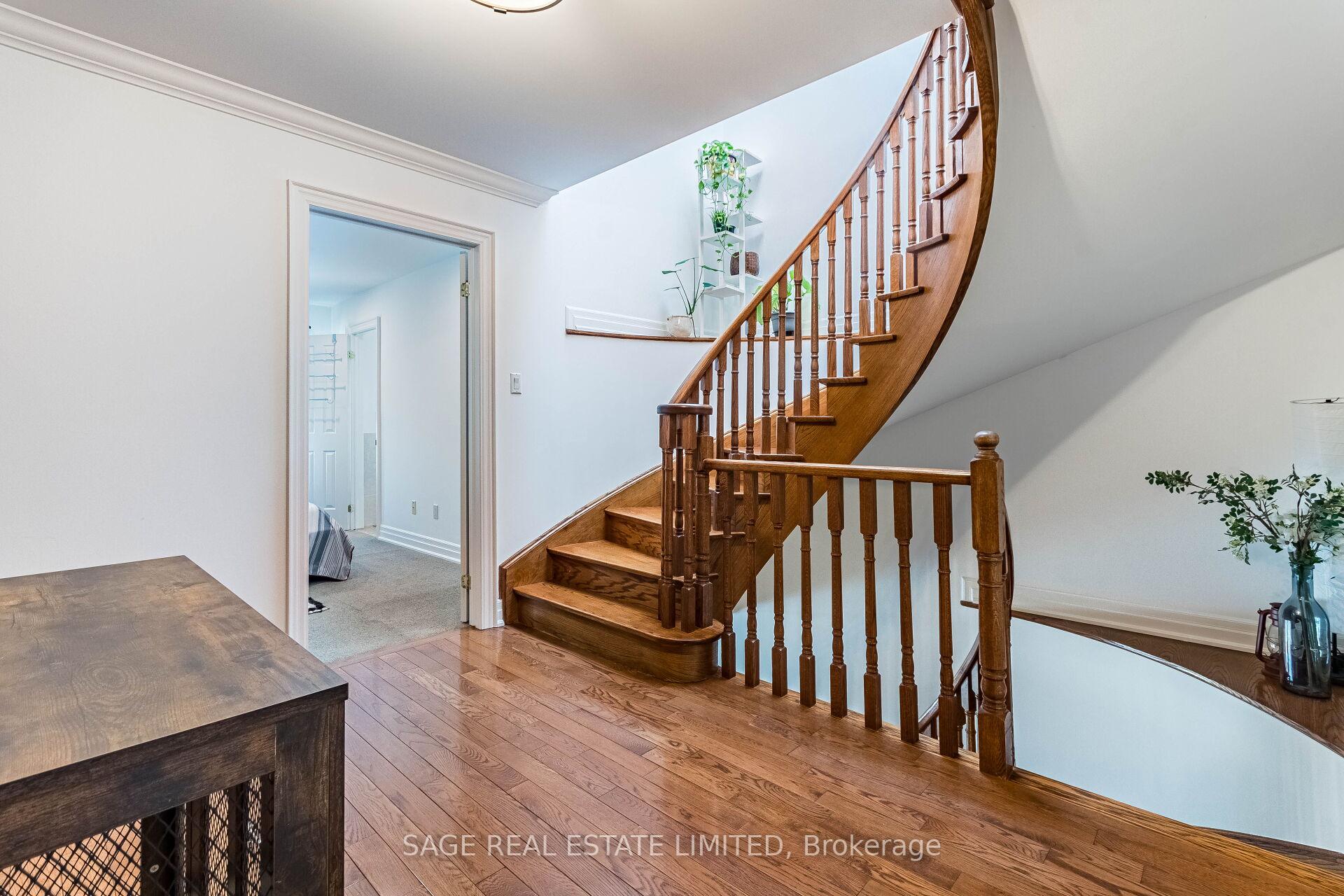 Photo 11 of 548D Scarlett Road, Etobicoke, Humber Heights — HOMEH
