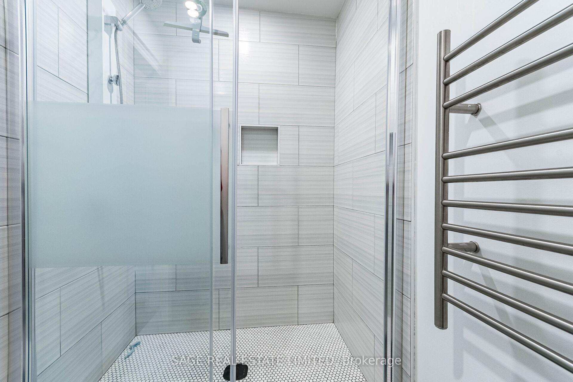 Photo 14 of 548D Scarlett Road, Etobicoke, Humber Heights — HOMEH