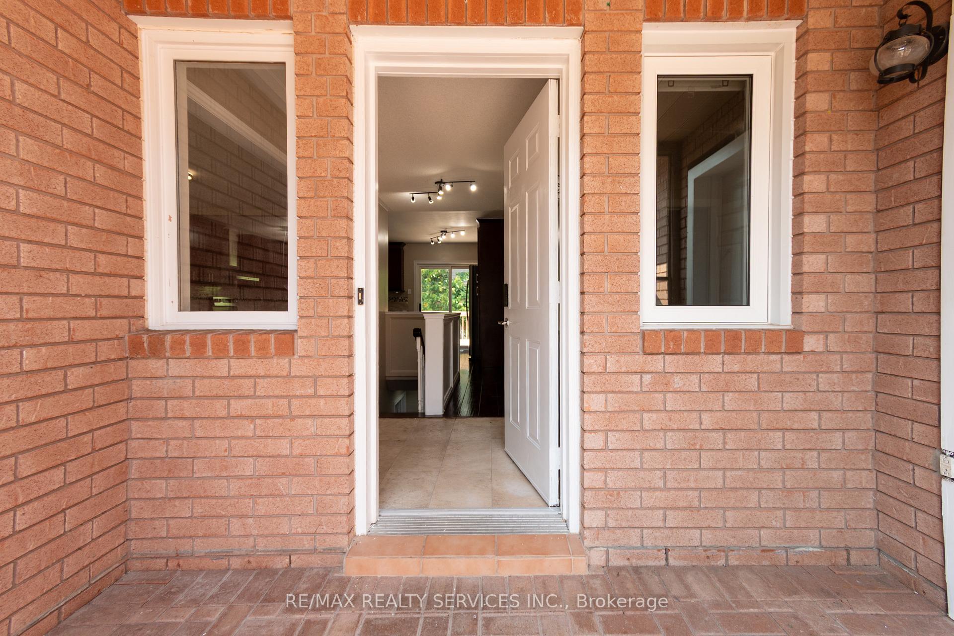 Photo 5 of 22 O'shaughnessy Crescent, Barrie, Holly — HOMEH