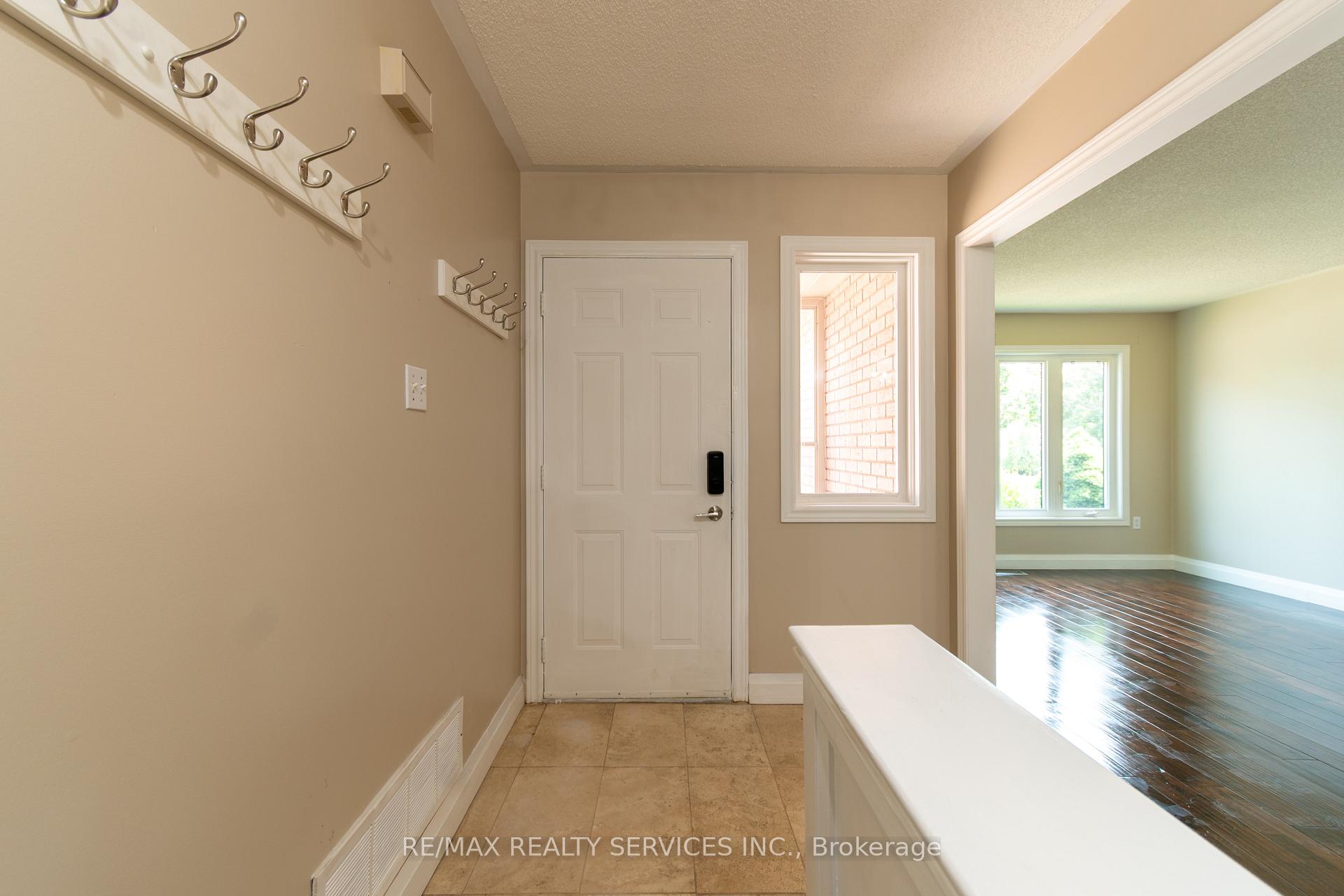 Photo 3 of 22 O'shaughnessy Crescent, Barrie, Holly — HOMEH