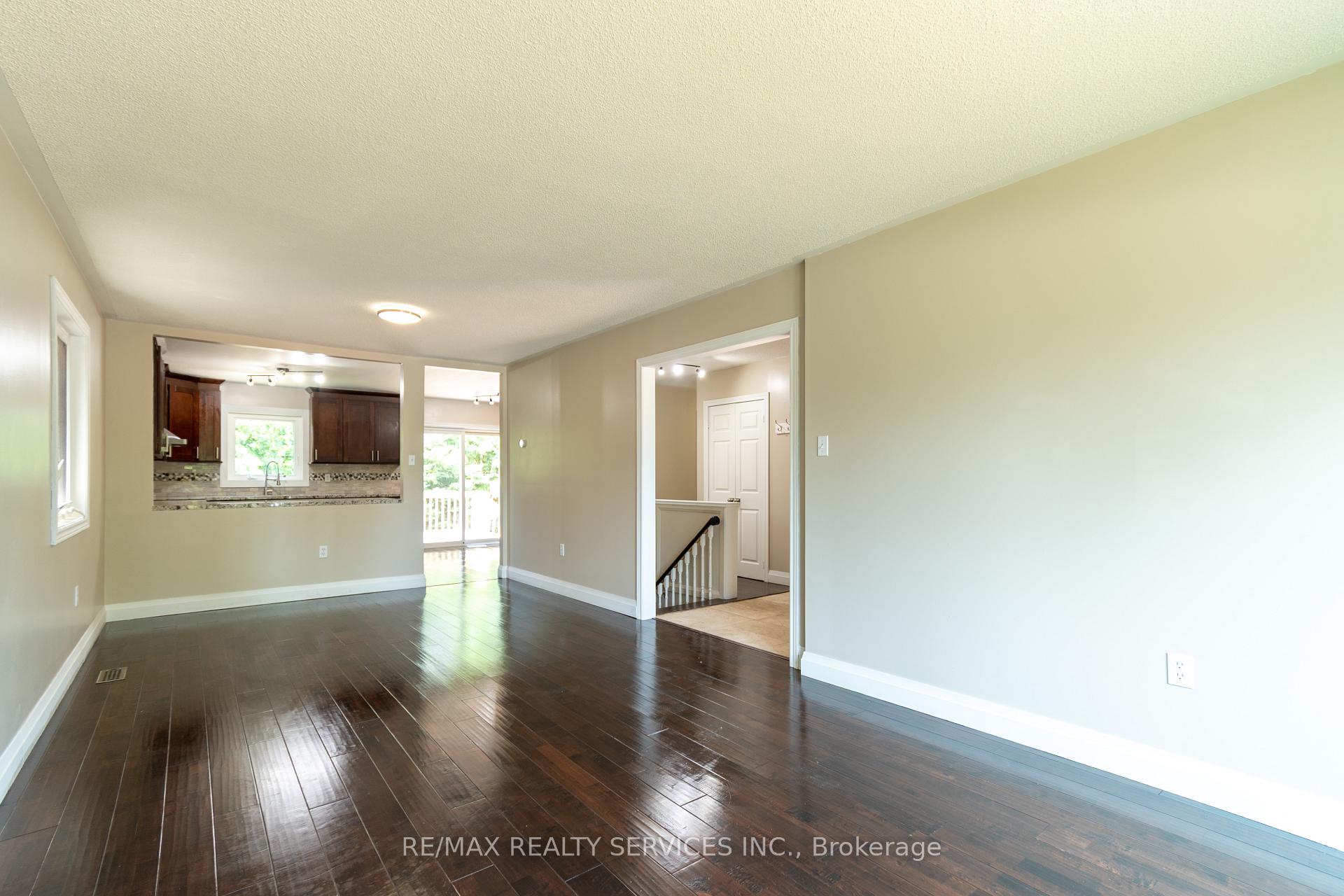 Photo 8 of 22 O'shaughnessy Crescent, Barrie, Holly — HOMEH