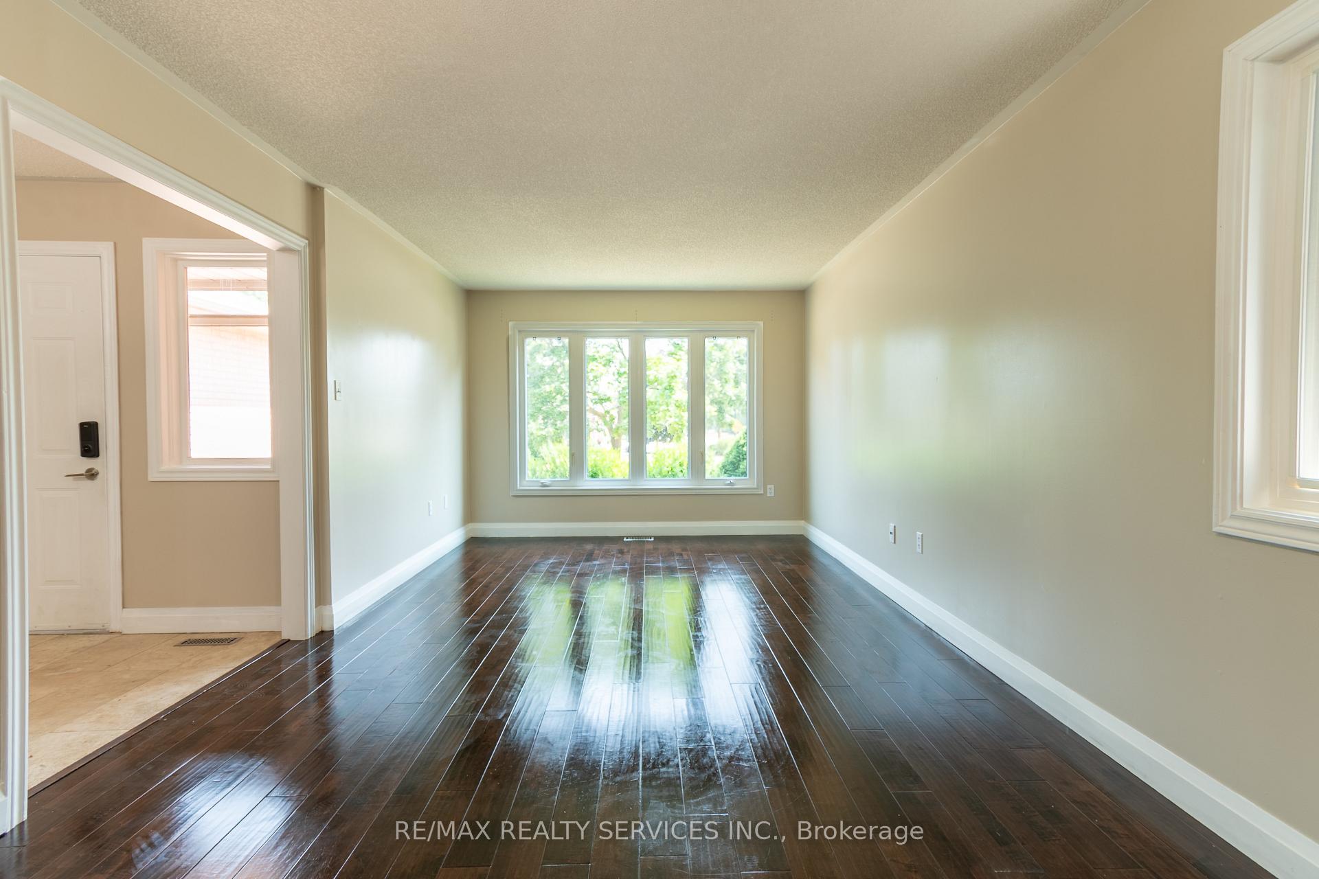 Photo 9 of 22 O'shaughnessy Crescent, Barrie, Holly — HOMEH
