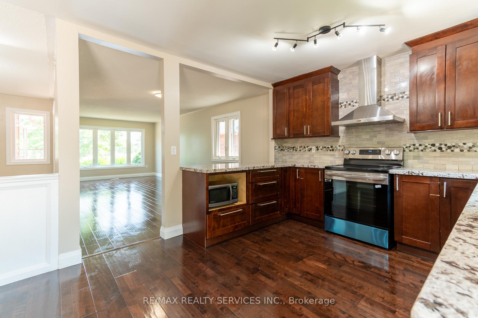Photo 13 of 22 O'shaughnessy Crescent, Barrie, Holly — HOMEH