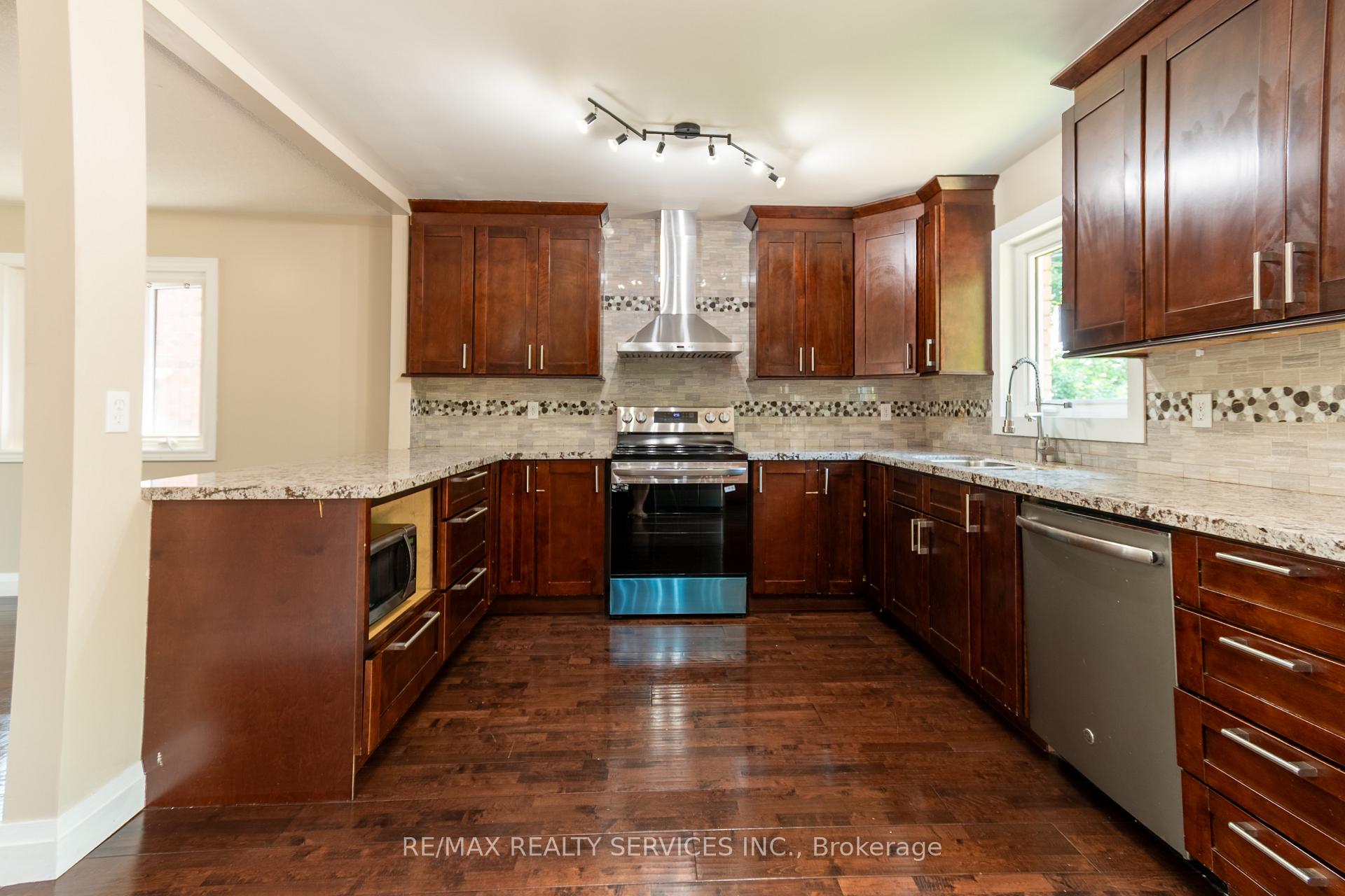 Photo 10 of 22 O'shaughnessy Crescent, Barrie, Holly — HOMEH