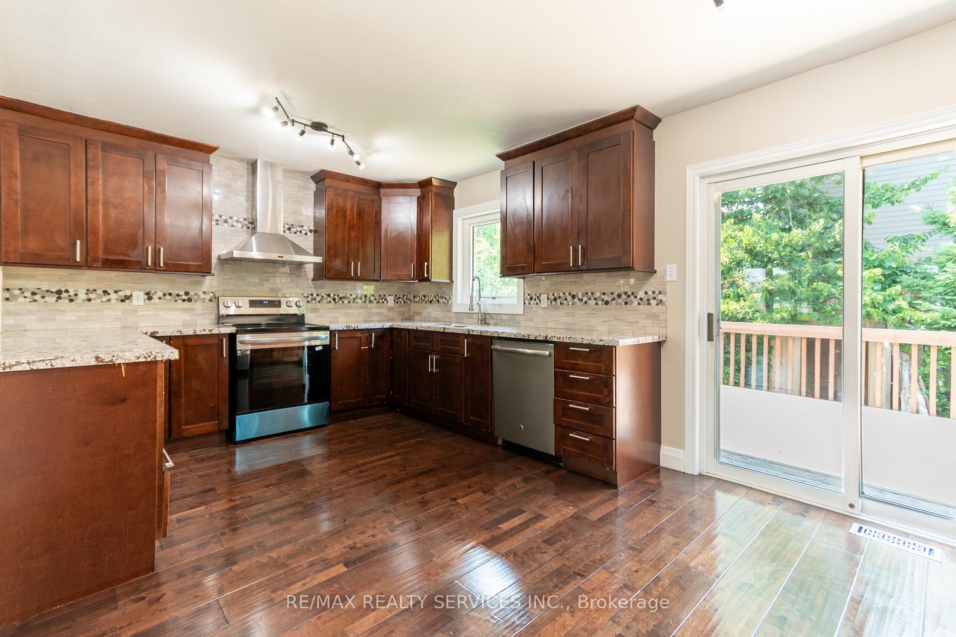 Photo 14 of 22 O'shaughnessy Crescent, Barrie, Holly — HOMEH