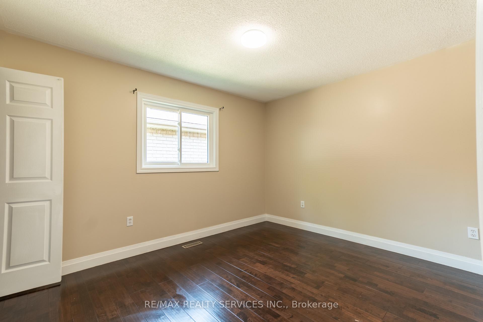 Photo 23 of 22 O'shaughnessy Crescent, Barrie, Holly — HOMEH