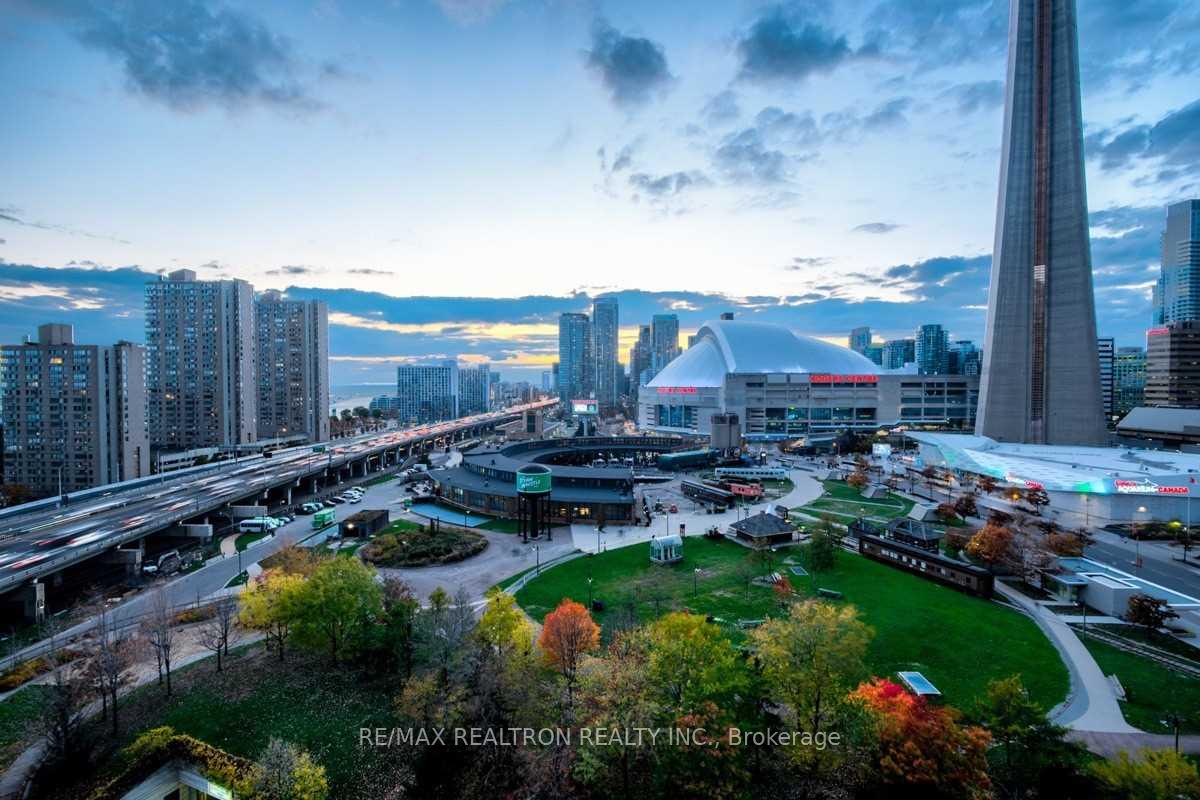 Photo 5 of Unit 1718, 25 Lower Simcoe Street, Toronto, Waterfront Communities — HOMEH