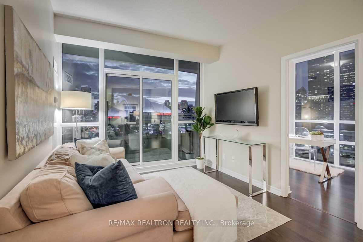 Photo 8 of Unit 1718, 25 Lower Simcoe Street, Toronto, Waterfront Communities — HOMEH