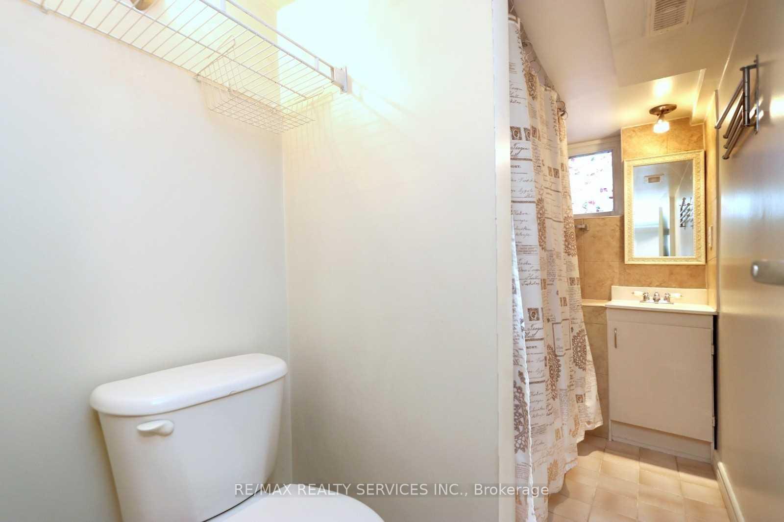 Photo 3 of 43 Linkdale ( Basement) Road, Brampton, Brampton North — HOMEH