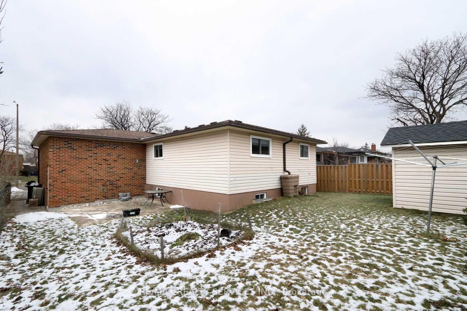 Photo 8 of 43 Linkdale ( Basement) Road, Brampton, Brampton North — HOMEH