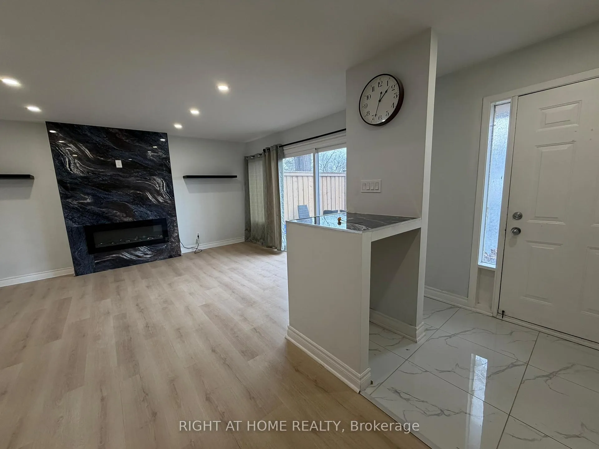 Photo 1 of 24 springfair Avenue W, Aurora, Aurora Village — HOMEH