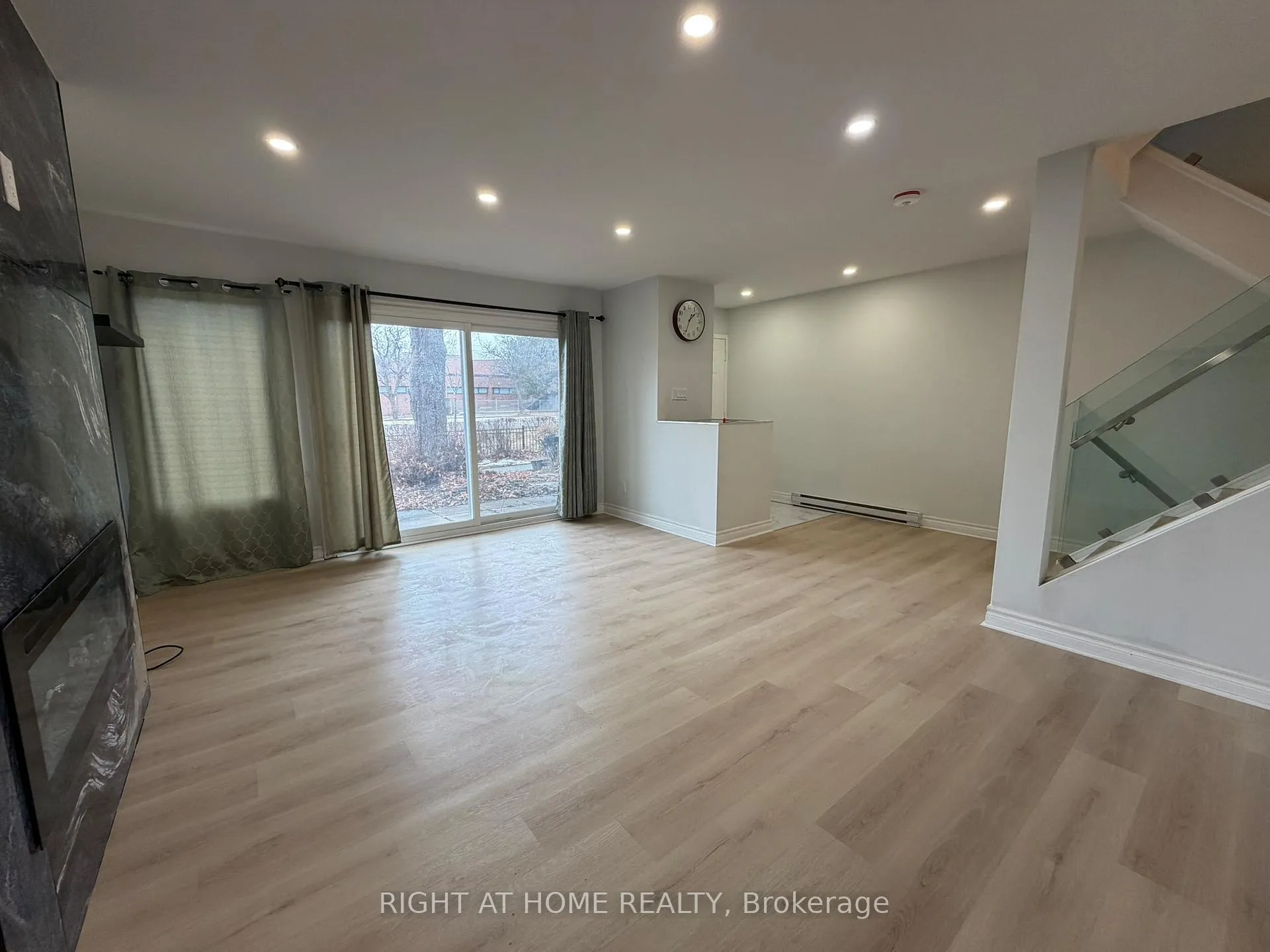 Photo 4 of 24 springfair Avenue W, Aurora, Aurora Village — HOMEH