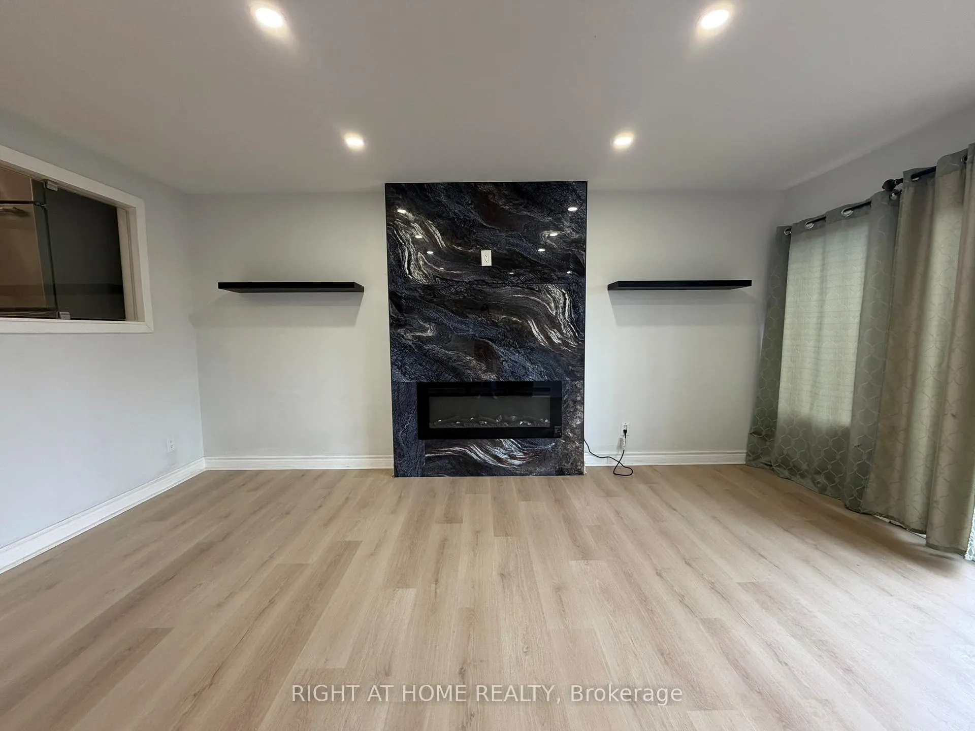 Photo 5 of 24 springfair Avenue W, Aurora, Aurora Village — HOMEH
