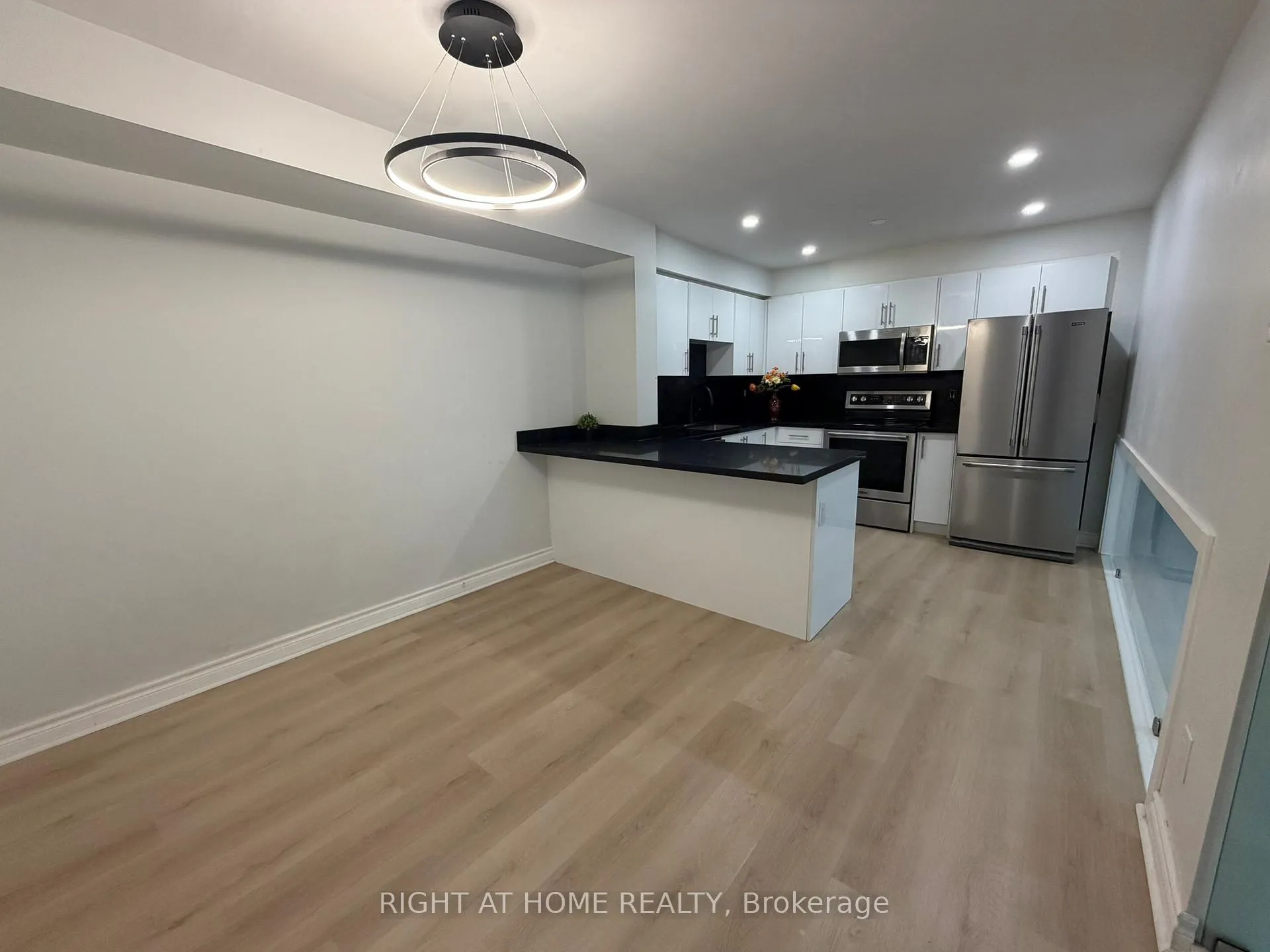 Photo 6 of 24 springfair Avenue W, Aurora, Aurora Village — HOMEH