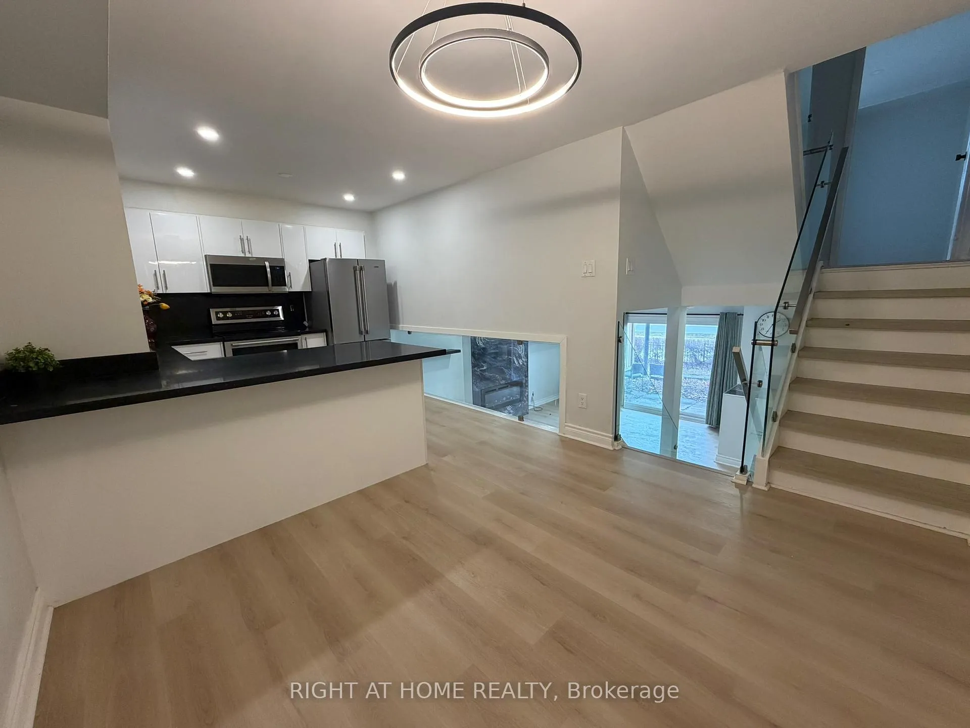 Photo 7 of 24 springfair Avenue W, Aurora, Aurora Village — HOMEH