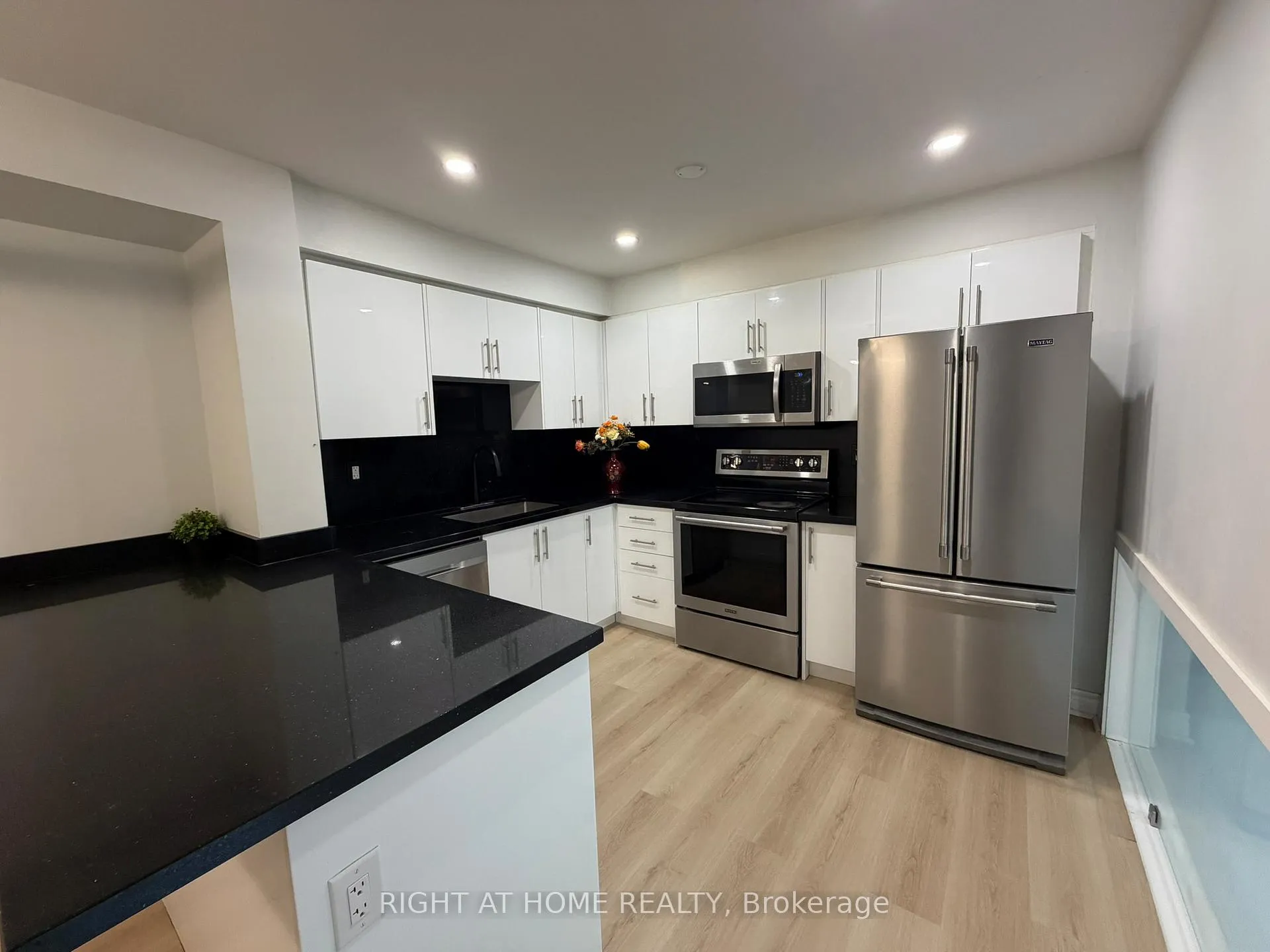 Photo 8 of 24 springfair Avenue W, Aurora, Aurora Village — HOMEH