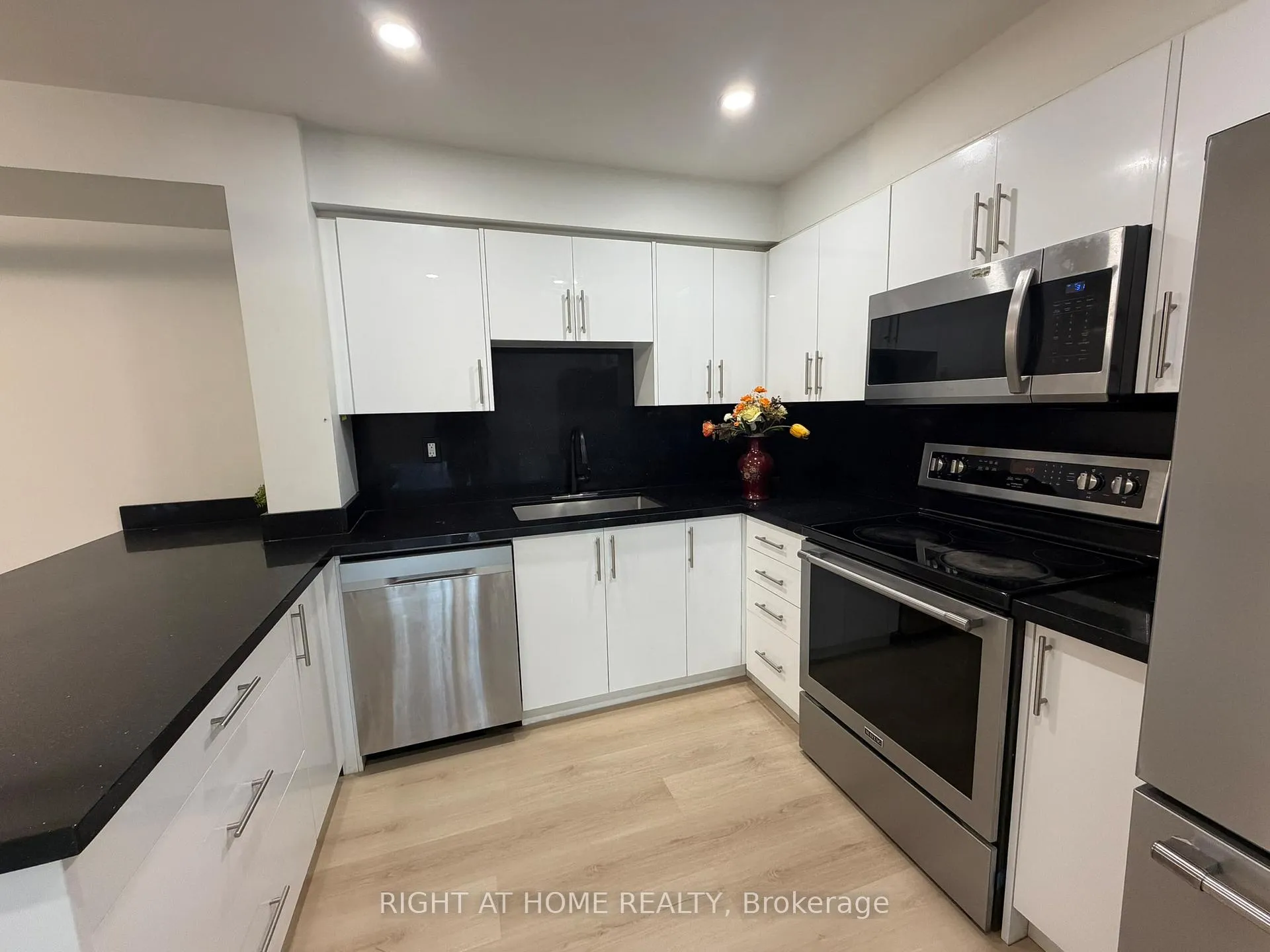 Photo 9 of 24 springfair Avenue W, Aurora, Aurora Village — HOMEH