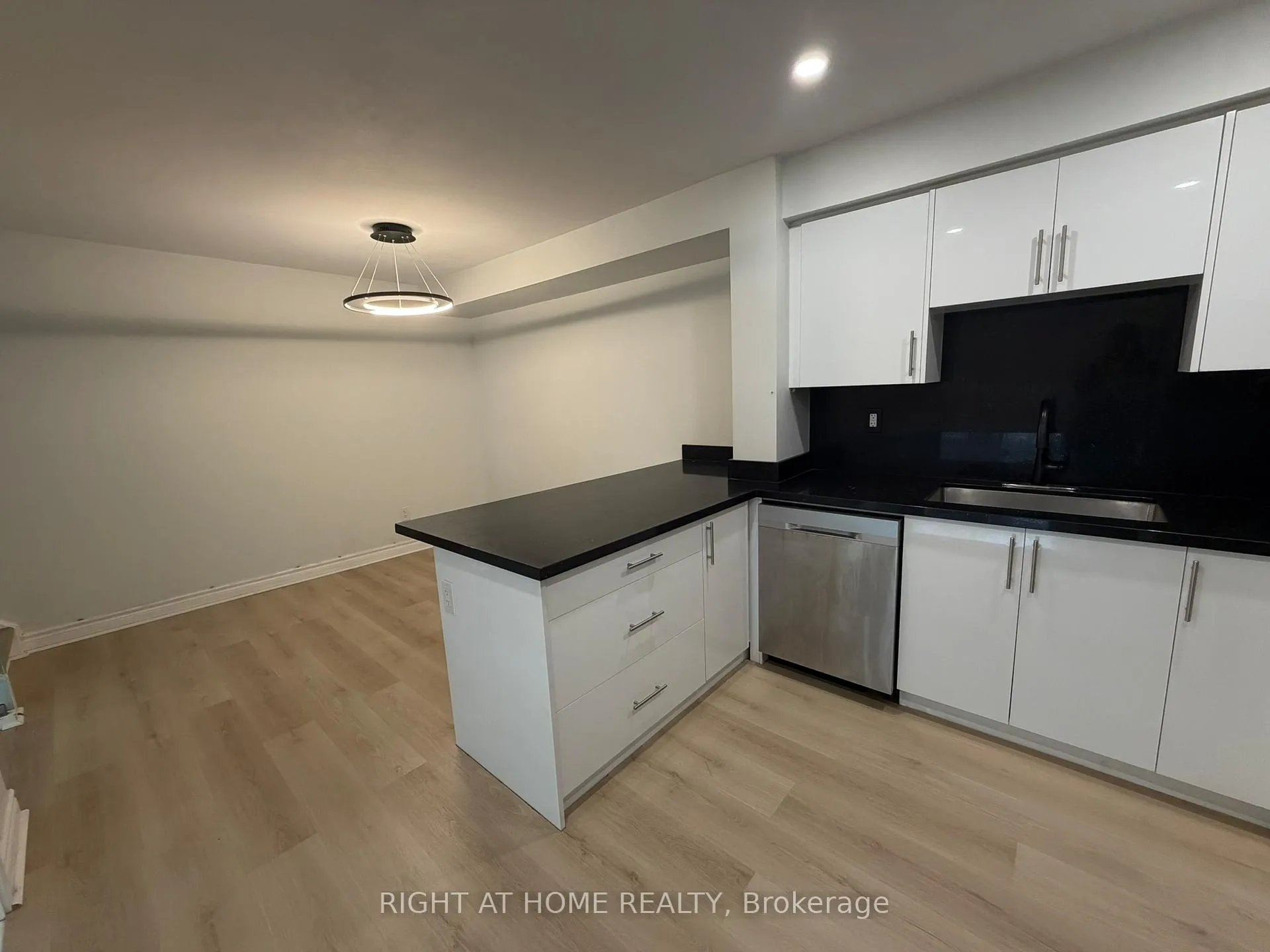 Photo 10 of 24 springfair Avenue W, Aurora, Aurora Village — HOMEH