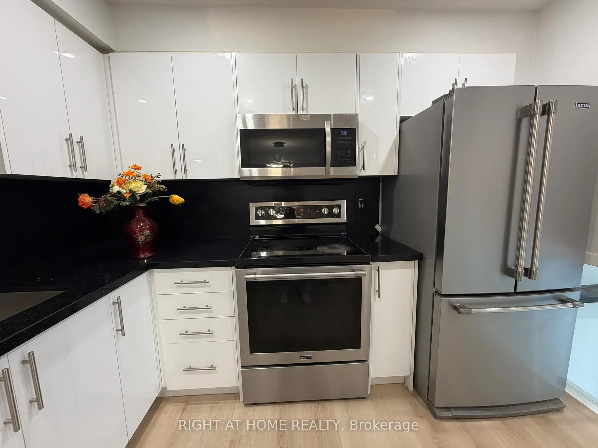 Photo 11 of 24 springfair Avenue W, Aurora, Aurora Village — HOMEH