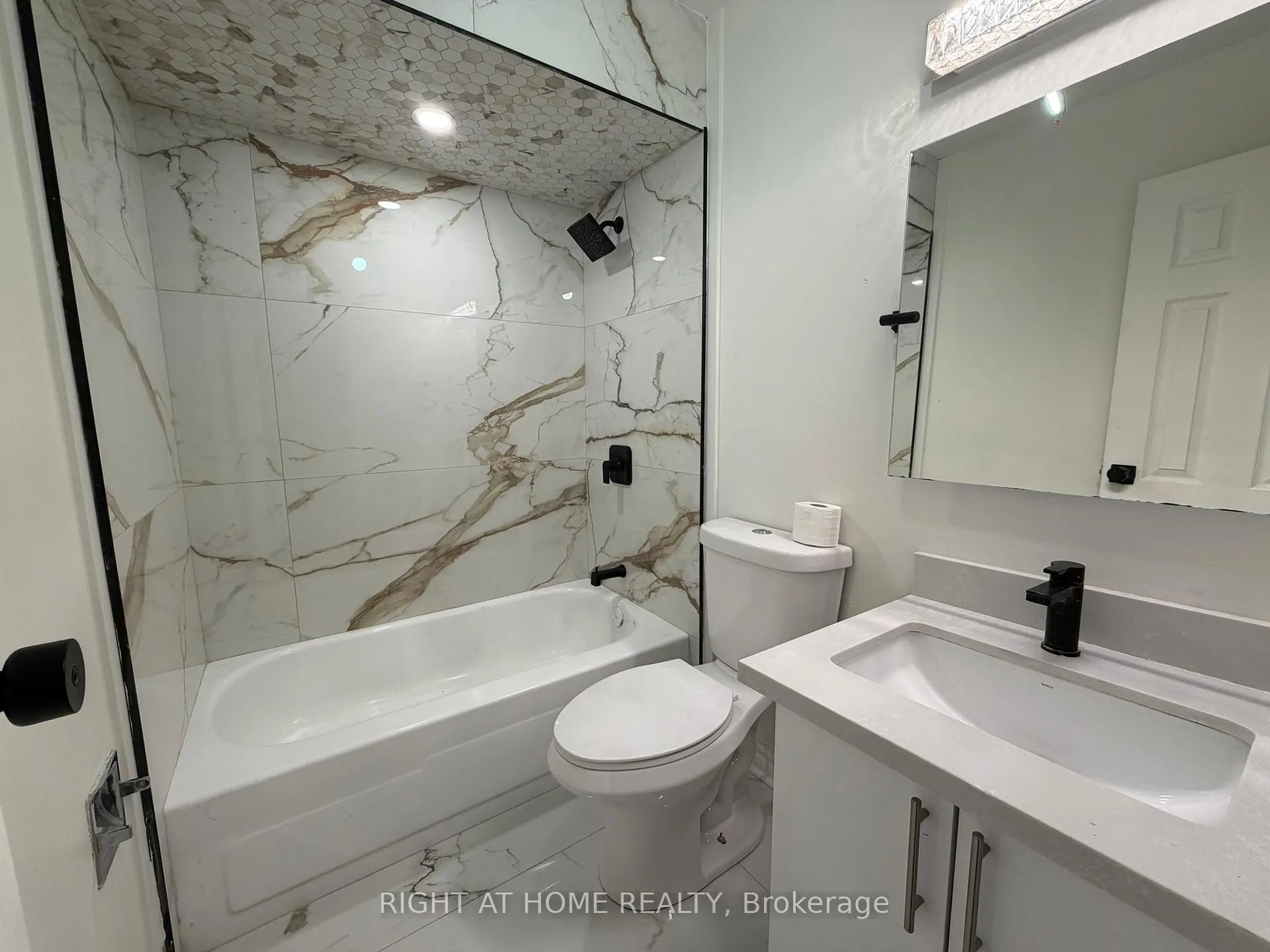 Photo 12 of 24 springfair Avenue W, Aurora, Aurora Village — HOMEH