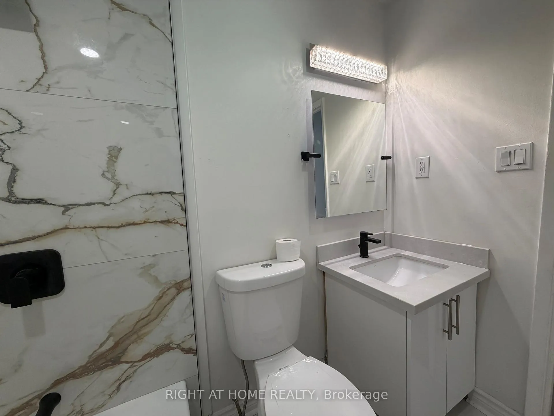 Photo 13 of 24 springfair Avenue W, Aurora, Aurora Village — HOMEH