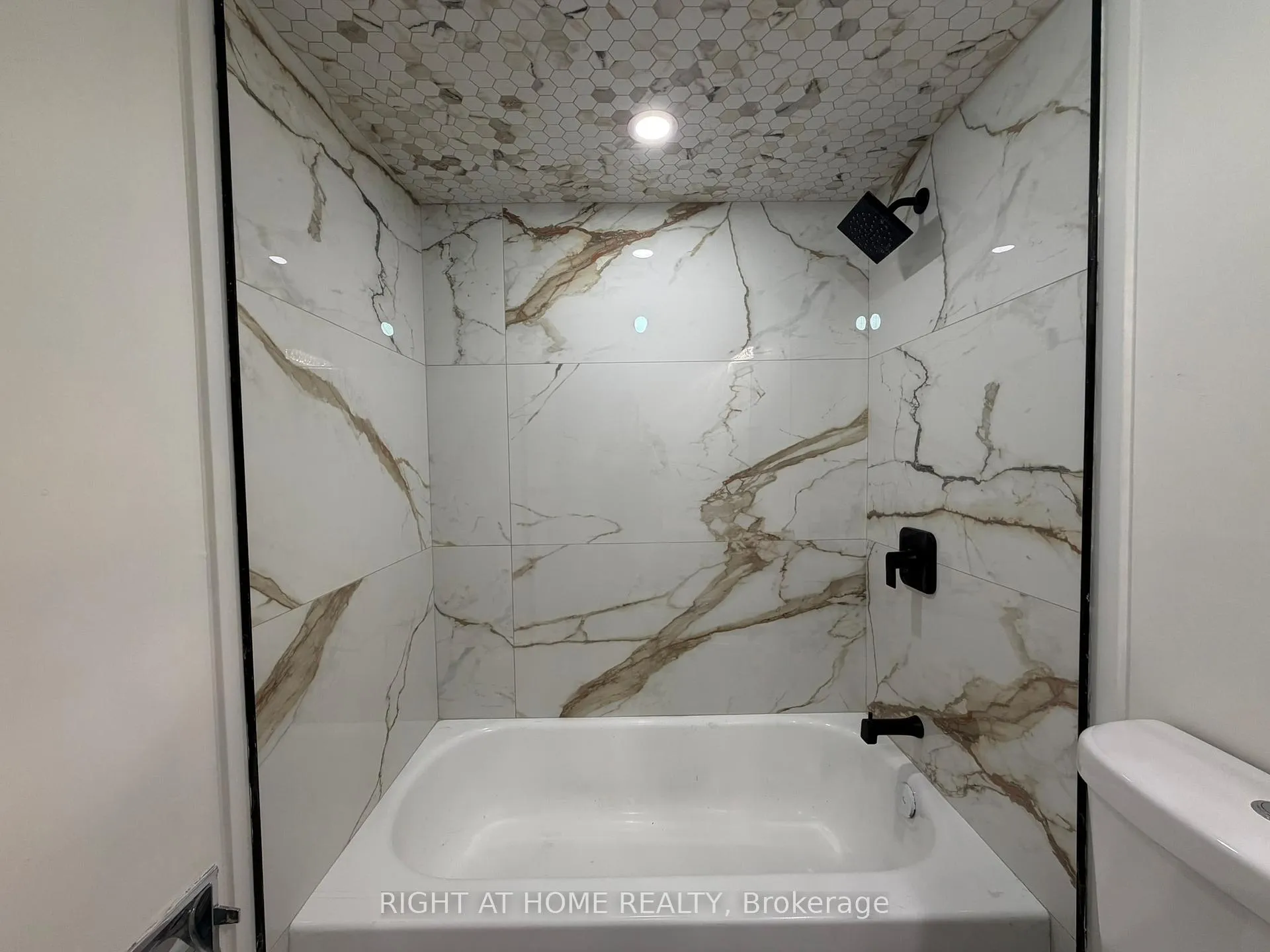 Photo 14 of 24 springfair Avenue W, Aurora, Aurora Village — HOMEH