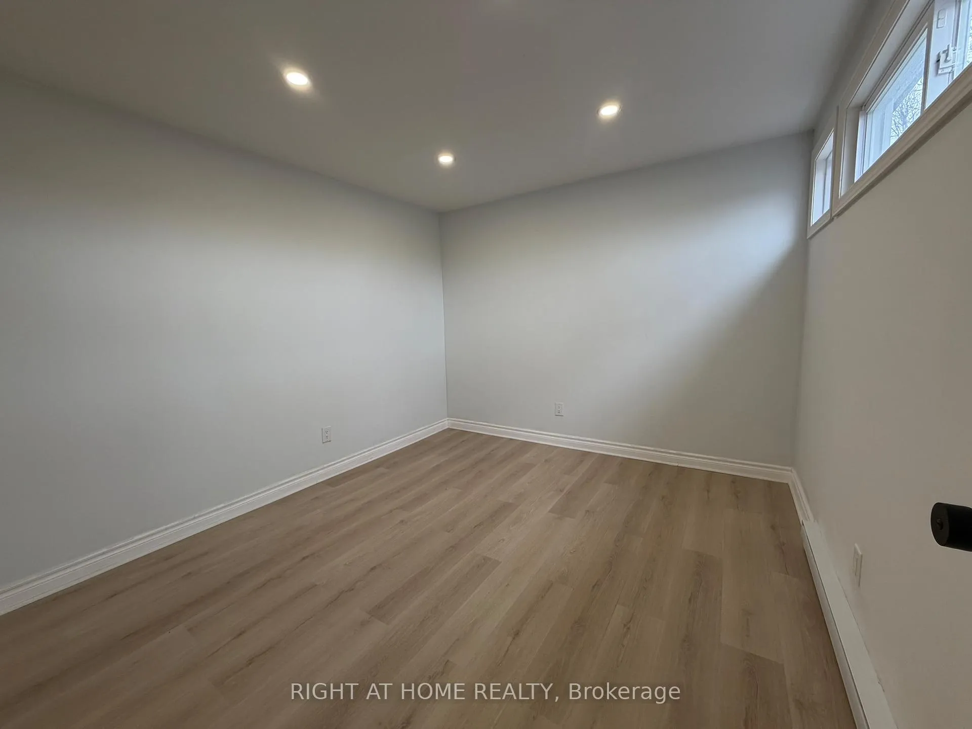 Photo 15 of 24 springfair Avenue W, Aurora, Aurora Village — HOMEH