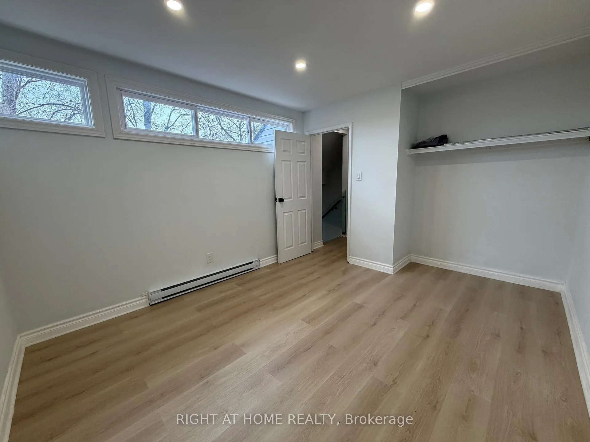 Photo 16 of 24 springfair Avenue W, Aurora, Aurora Village — HOMEH
