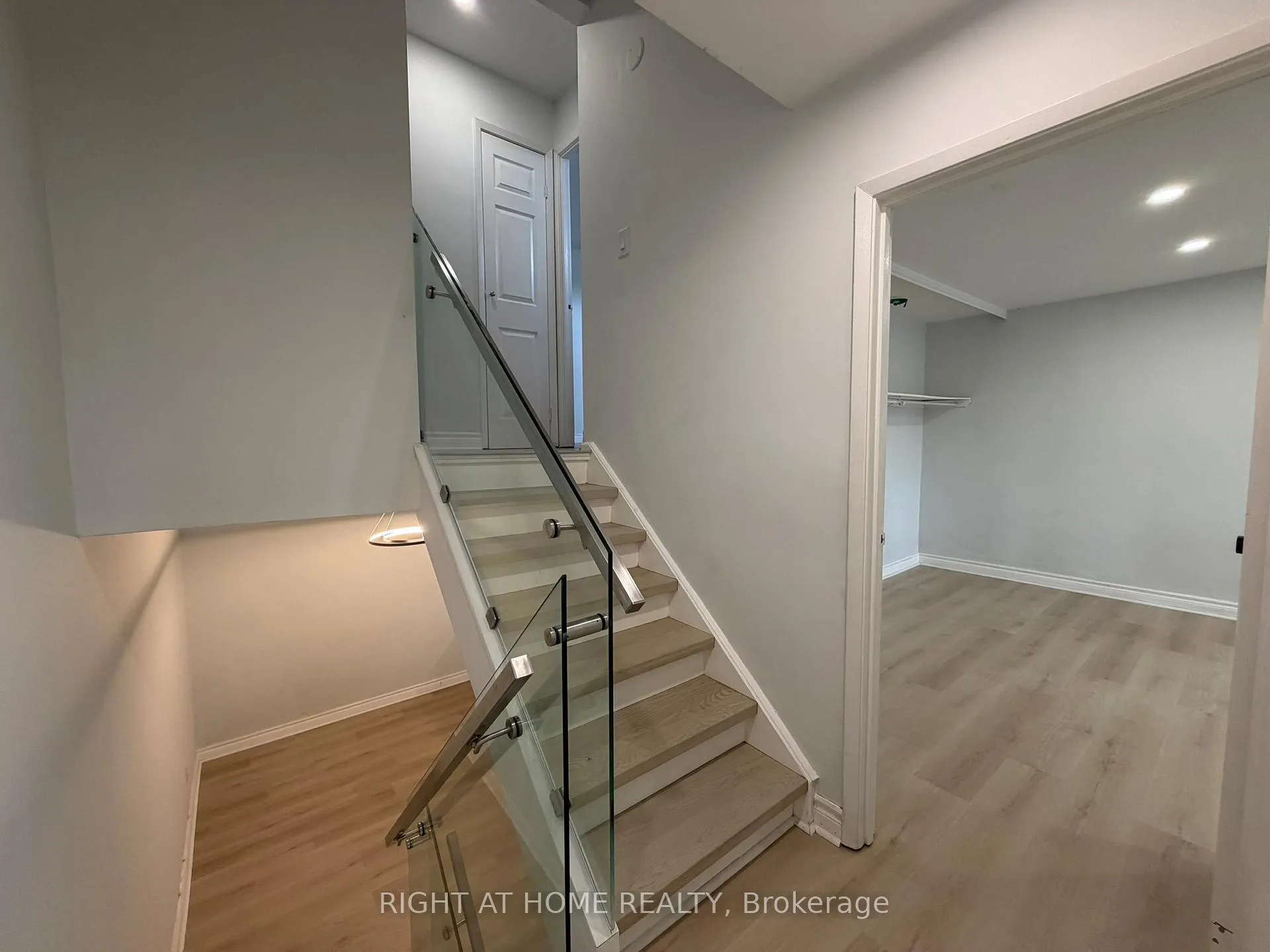 Photo 17 of 24 springfair Avenue W, Aurora, Aurora Village — HOMEH