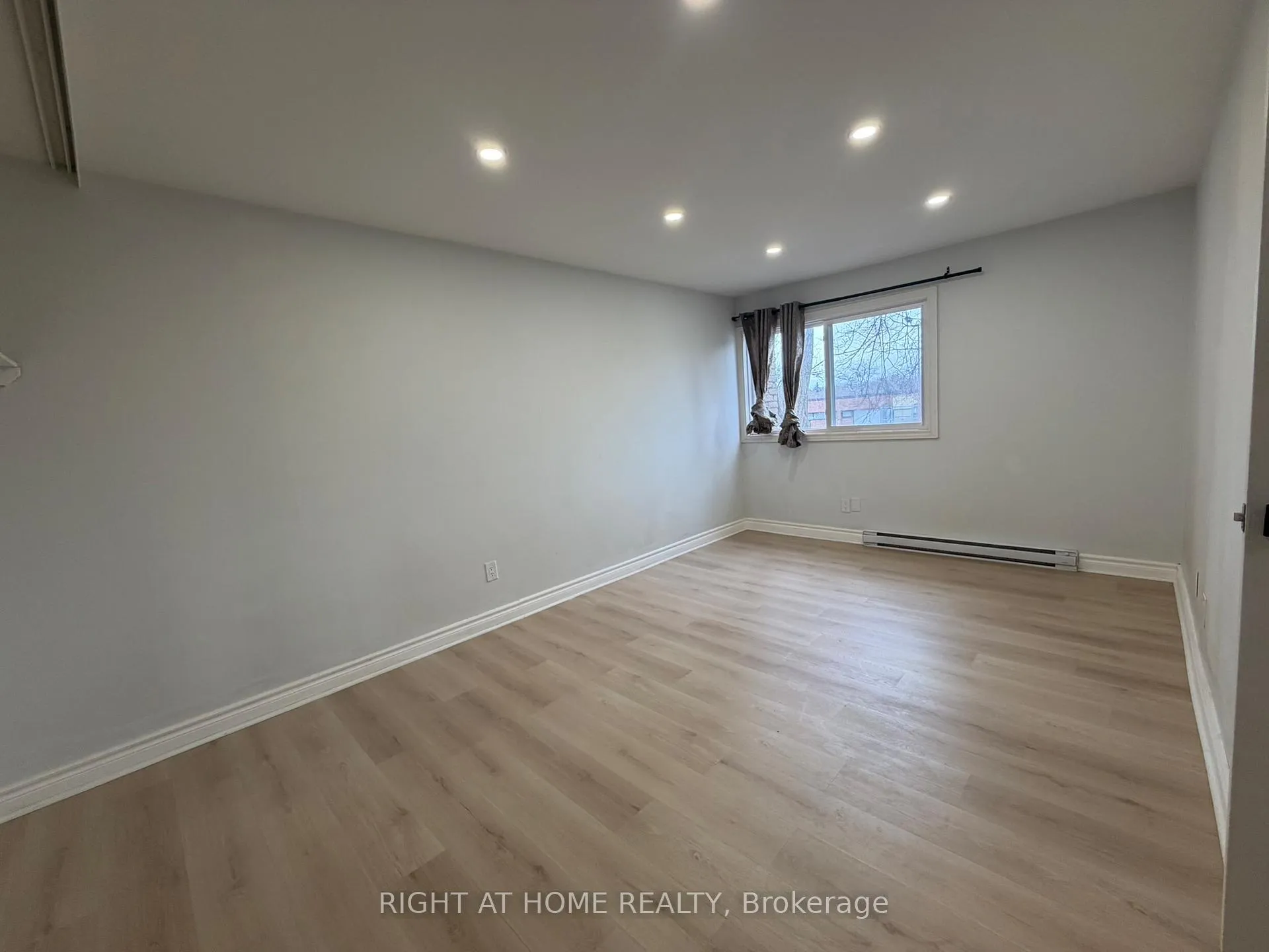Photo 18 of 24 springfair Avenue W, Aurora, Aurora Village — HOMEH