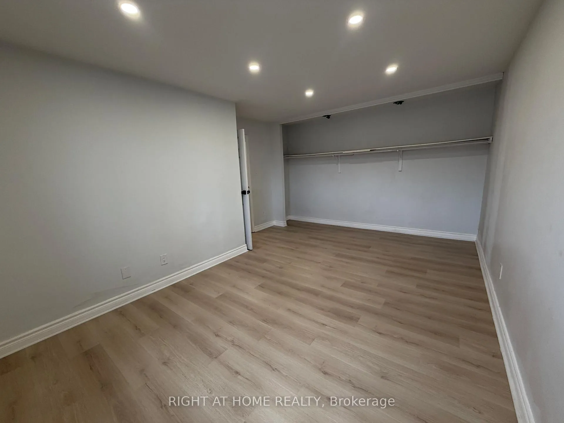 Photo 19 of 24 springfair Avenue W, Aurora, Aurora Village — HOMEH