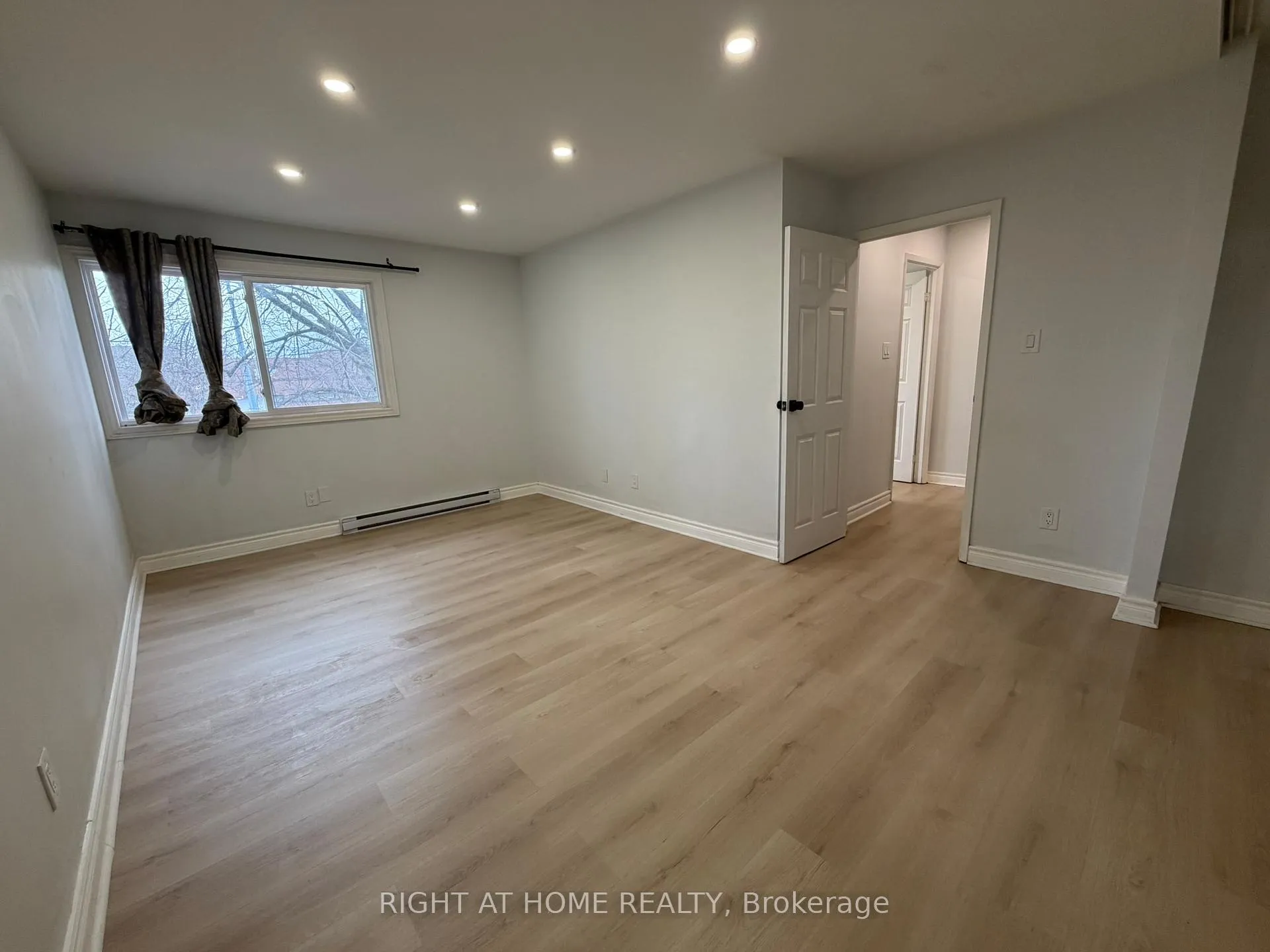 Photo 20 of 24 springfair Avenue W, Aurora, Aurora Village — HOMEH