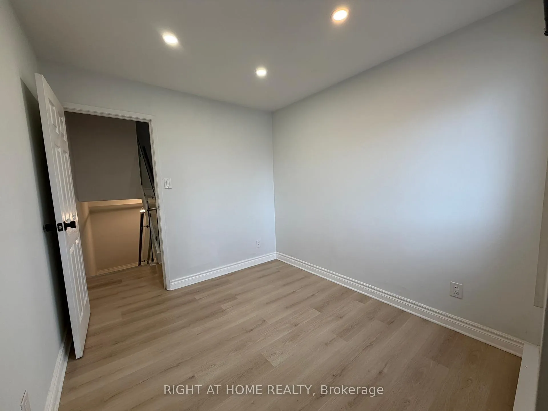 Photo 23 of 24 springfair Avenue W, Aurora, Aurora Village — HOMEH
