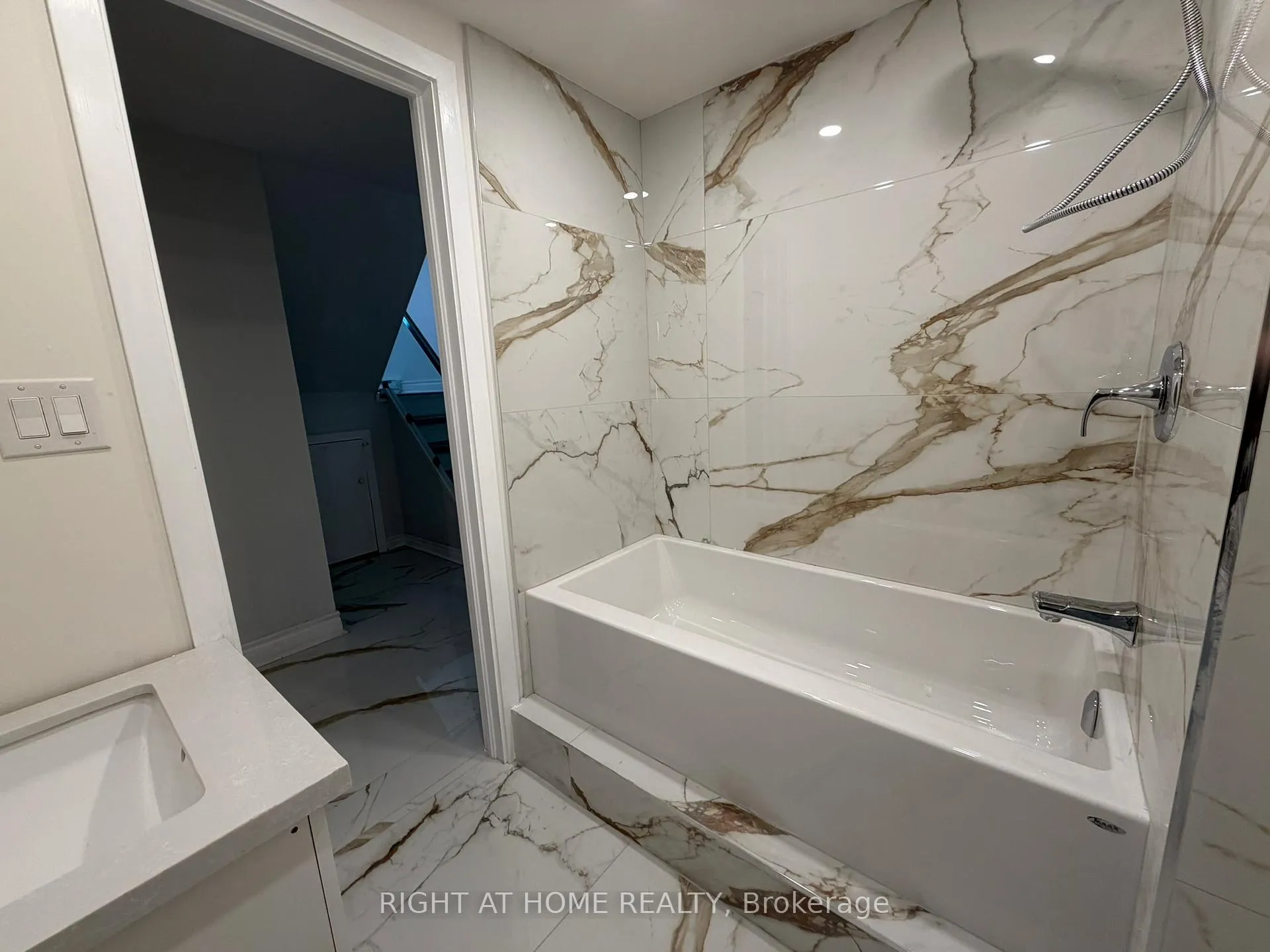 Photo 28 of 24 springfair Avenue W, Aurora, Aurora Village — HOMEH